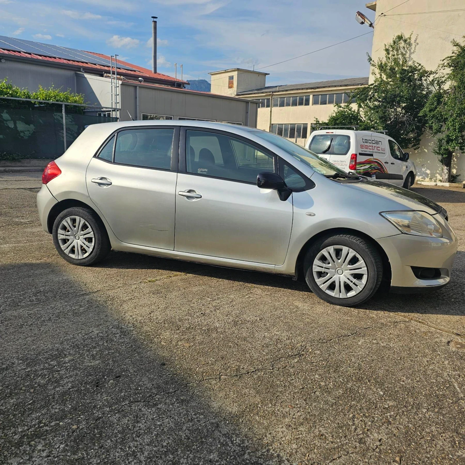 Toyota Auris 1.6 VVTI + LPG, снимка 2 - Автомобили и джипове - 54838201