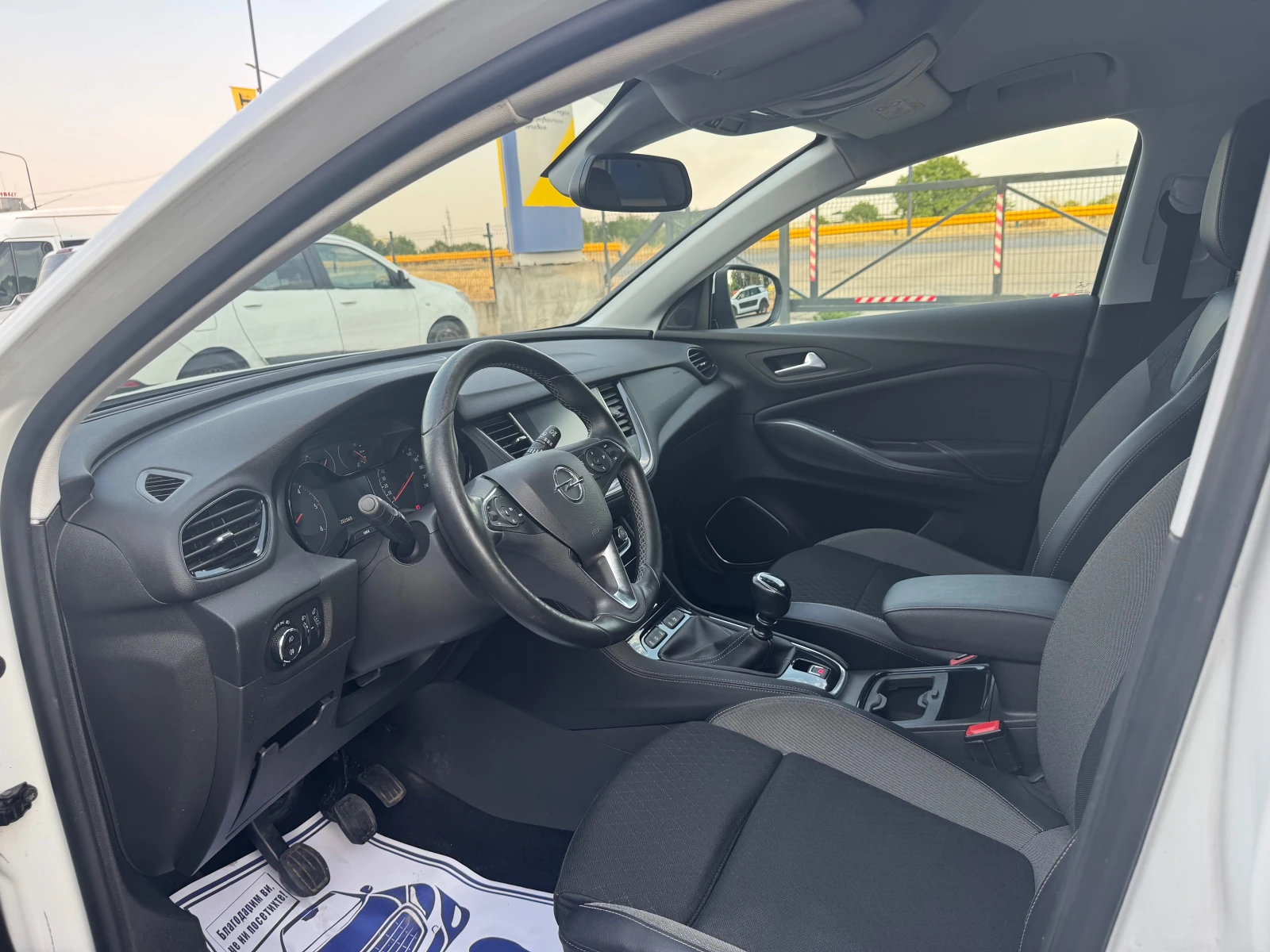 Opel Grandland X 1.6 D бяля перла - изображение 10