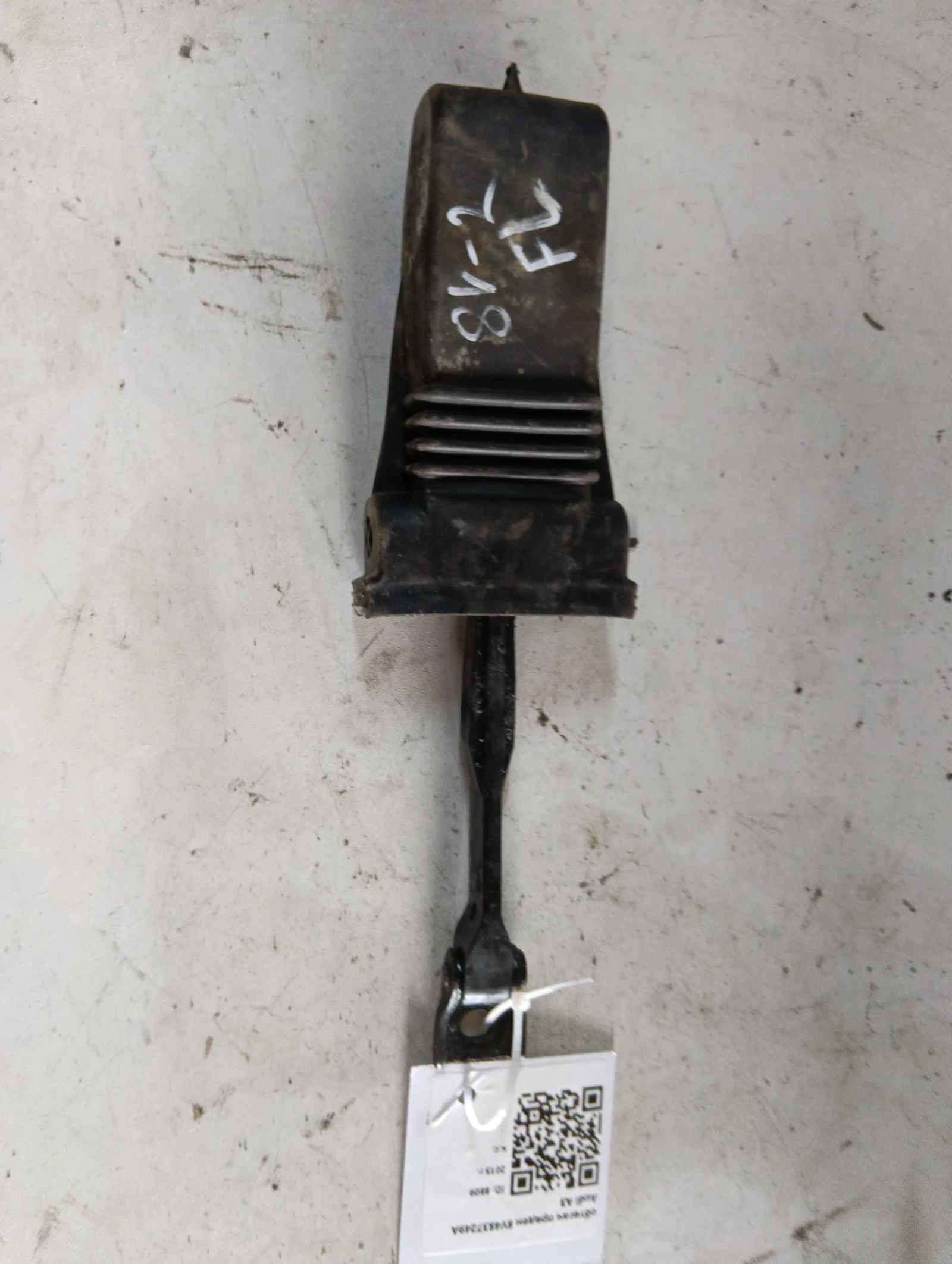 обтегач  преден 8V4837249A Audi A3