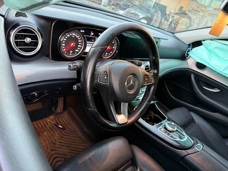 Mercedes-Benz E 220, снимка 12 - Автомобили и джипове - 52713422