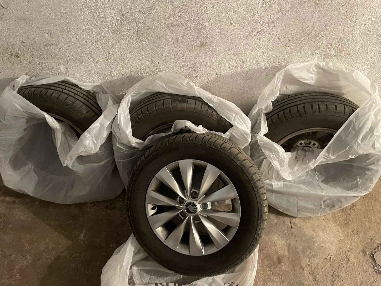 Гуми с джанти Bridgestone 215/60R16, снимка 5 - Гуми и джанти - 54088718