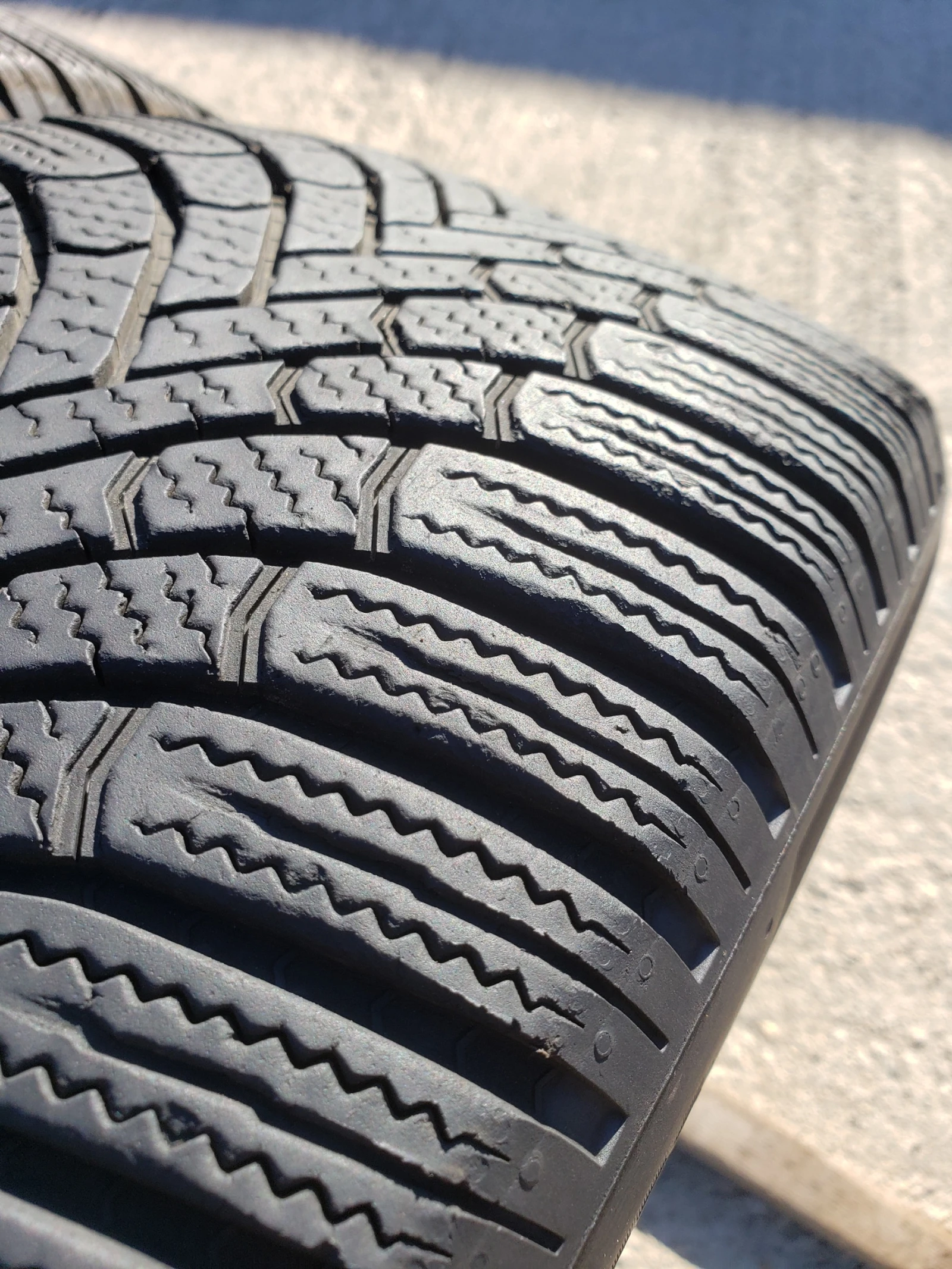 Гуми Зимни 215/55R17, снимка 5 - Гуми и джанти - 56324157