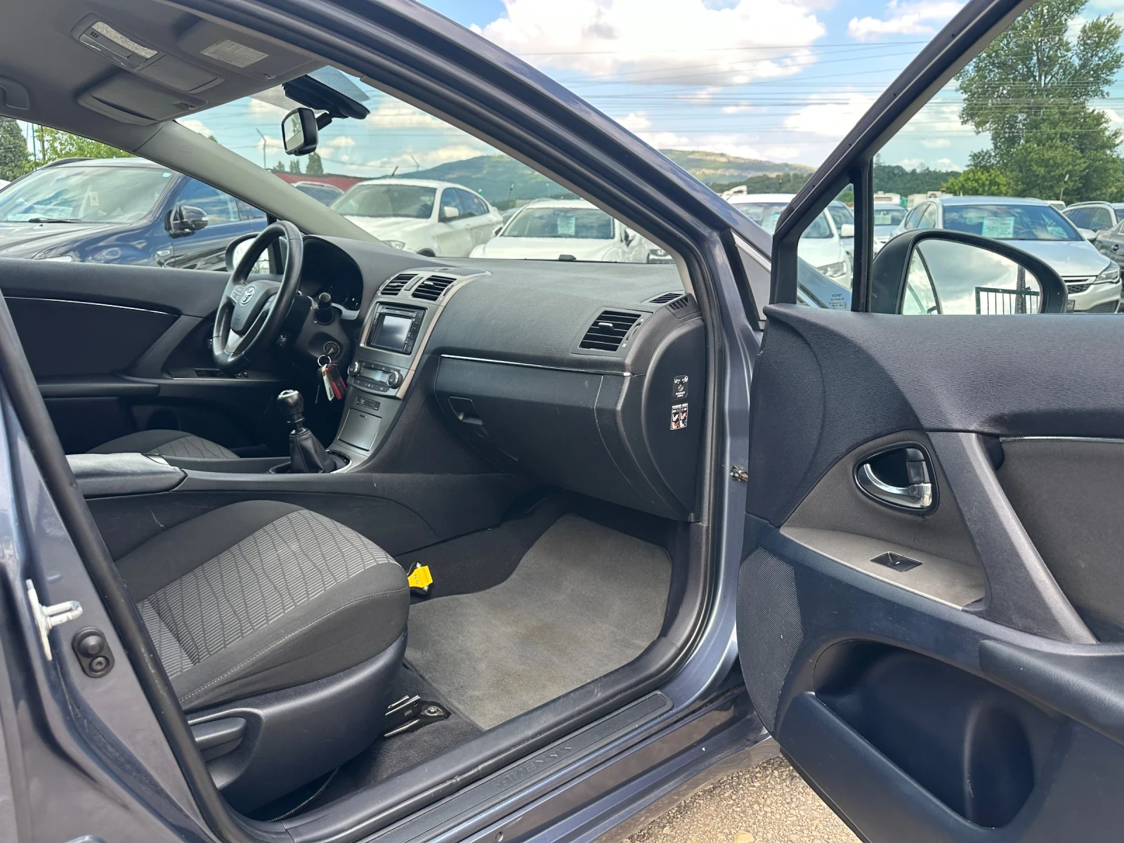 Toyota Avensis 1.8-VVTI-EURO5-FULL-SERVICE-1Г-Гаранция!, снимка 11 - Автомобили и джипове - 54793823