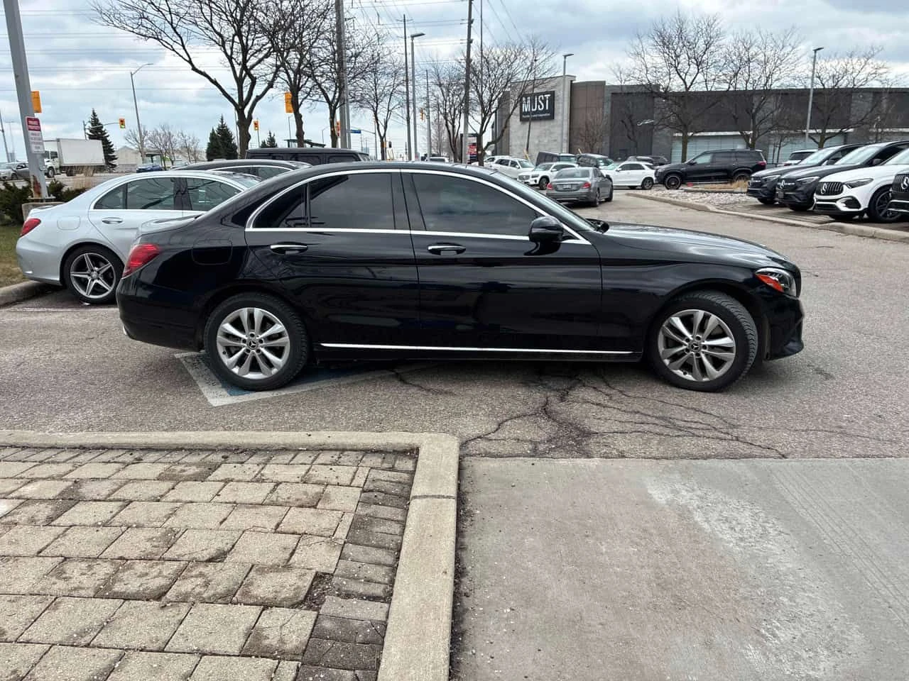 Mercedes-Benz C 300 * ГЛАВНО ПРЕДСТАВИТЕЛСТВО НА MERCEDES-BENZ, снимка 4 - Автомобили и джипове - 54975353