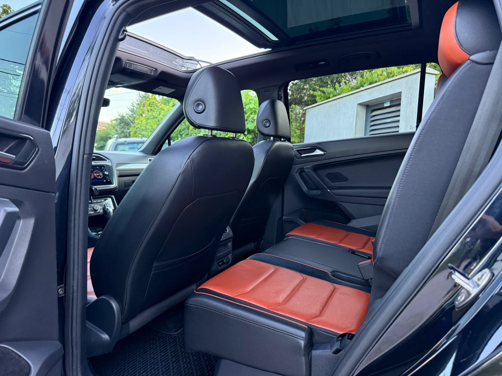 VW Tiguan R-Line* DIGITAL* ДИСТРОНИК* 7МЕСТЕН* ТОП ТОП* 4Х4*, снимка 14 - Автомобили и джипове - 54973811