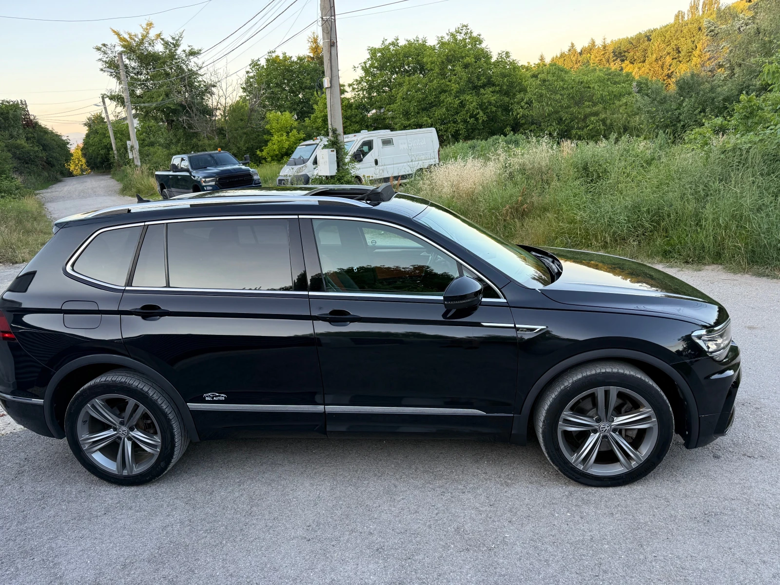 VW Tiguan R-Line* DIGITAL* ДИСТРОНИК* 7МЕСТЕН* ТОП ТОП* 4Х4*, снимка 4 - Автомобили и джипове - 54973811