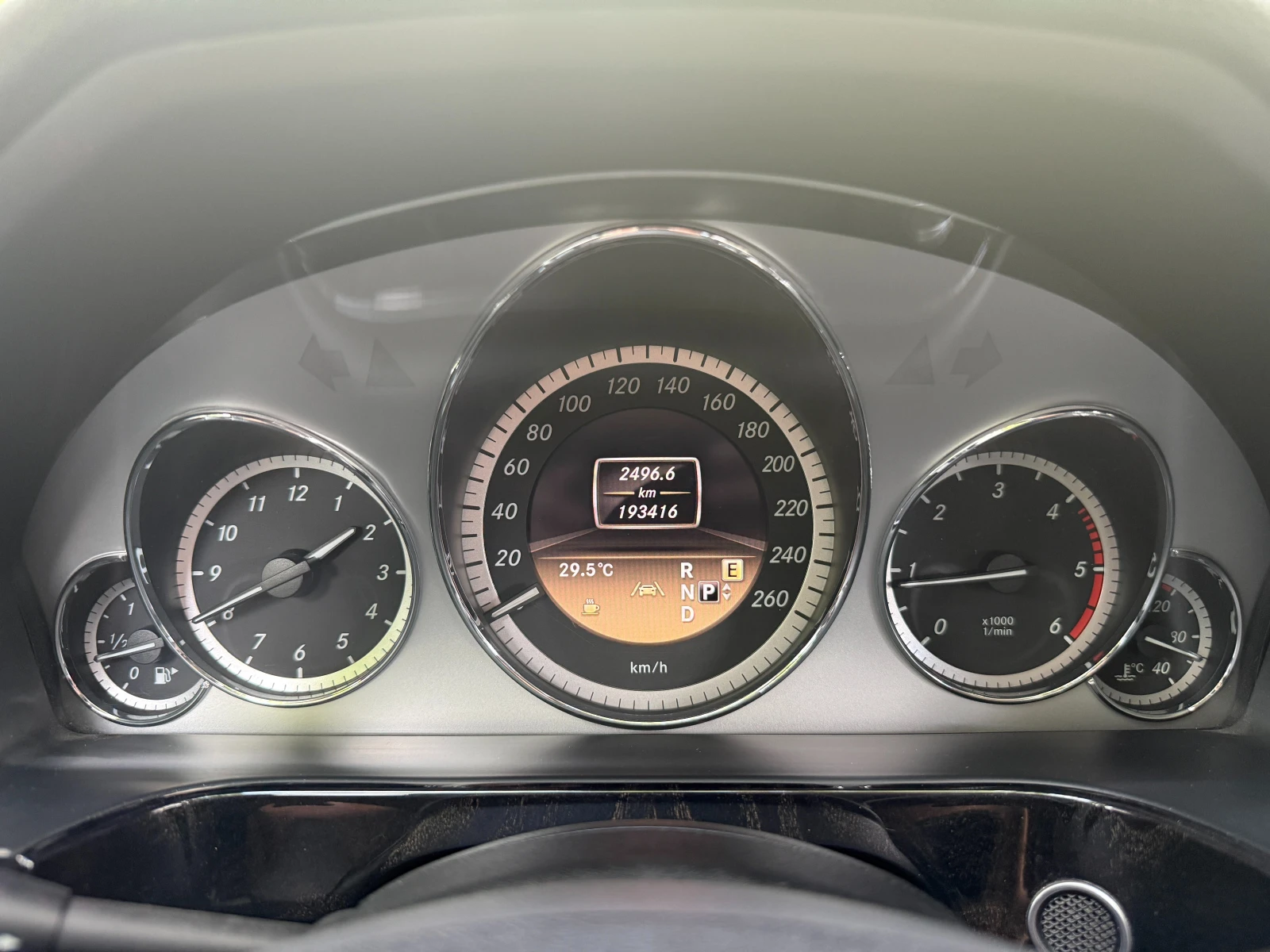 Mercedes-Benz E 250 6 МЕСЕЦА ГАРАНЦИЯ/204к.с. Avantgarde/Подгрев, снимка 12 - Автомобили и джипове - 54977330