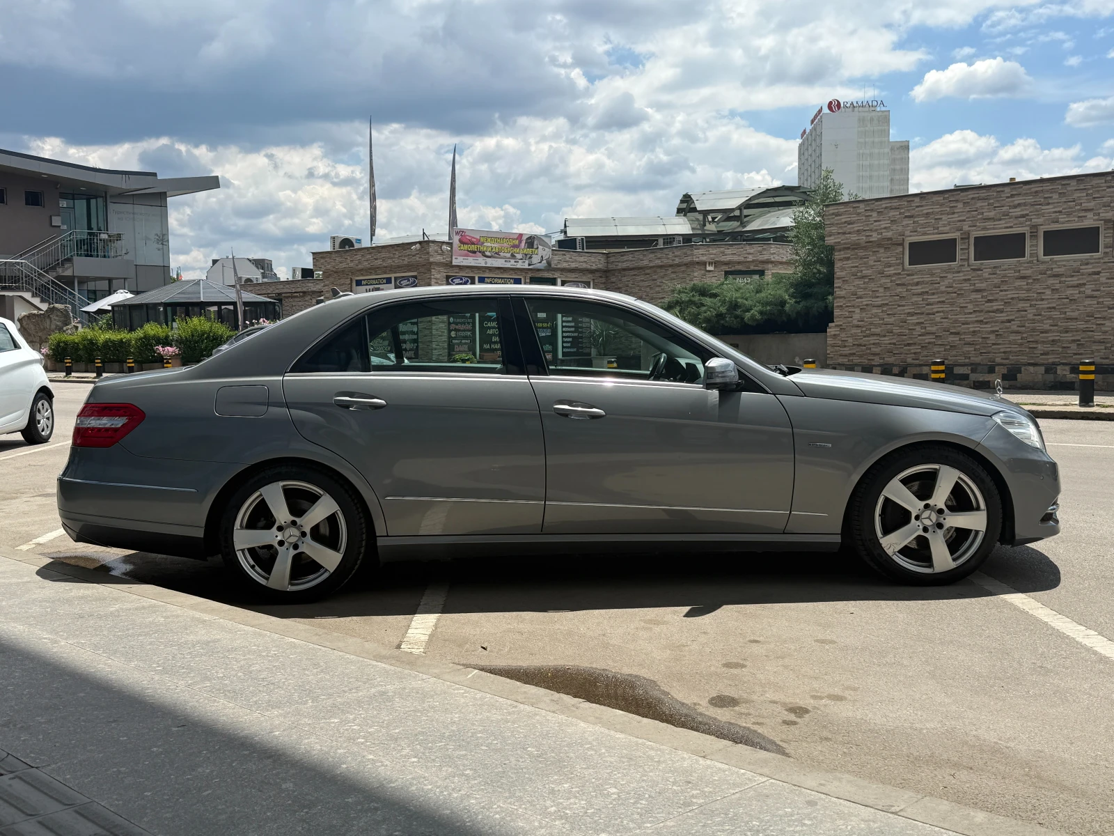 Mercedes-Benz E 250 6 МЕСЕЦА ГАРАНЦИЯ/204к.с. Avantgarde/Подгрев, снимка 6 - Автомобили и джипове - 54977330