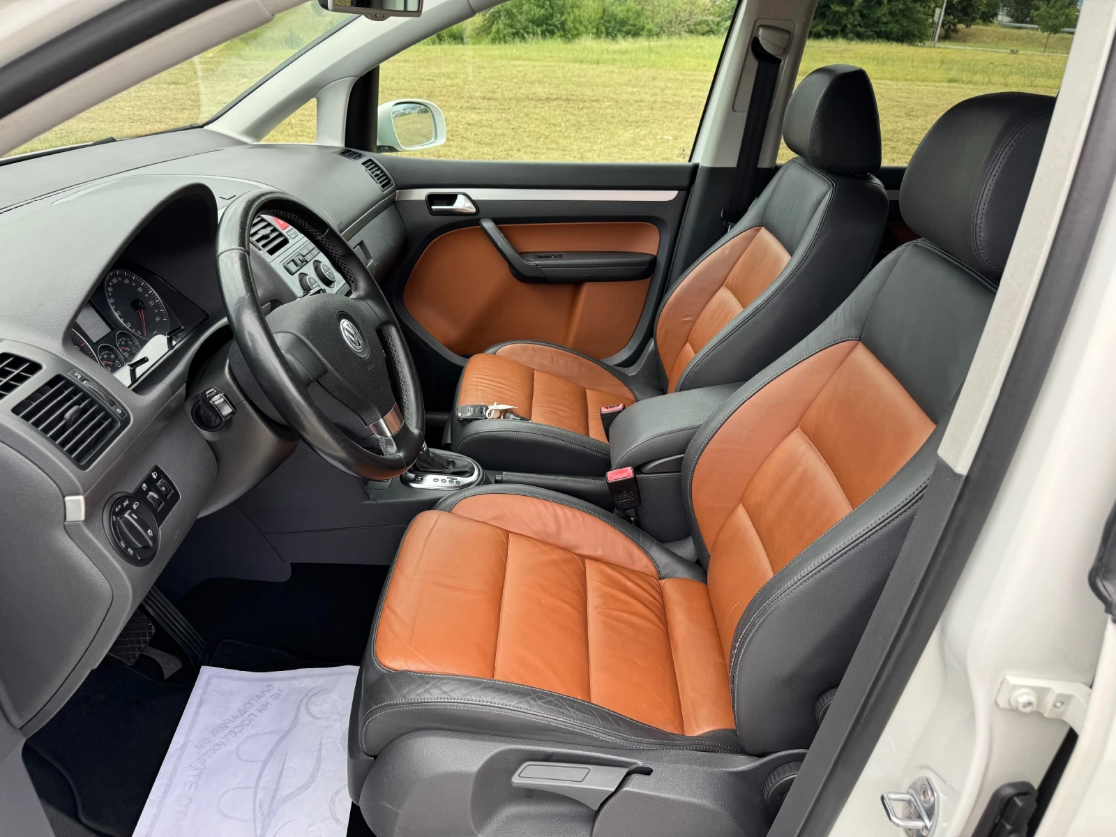 VW Touran 2.0 TDI DSG , снимка 14 - Автомобили и джипове - 55138430