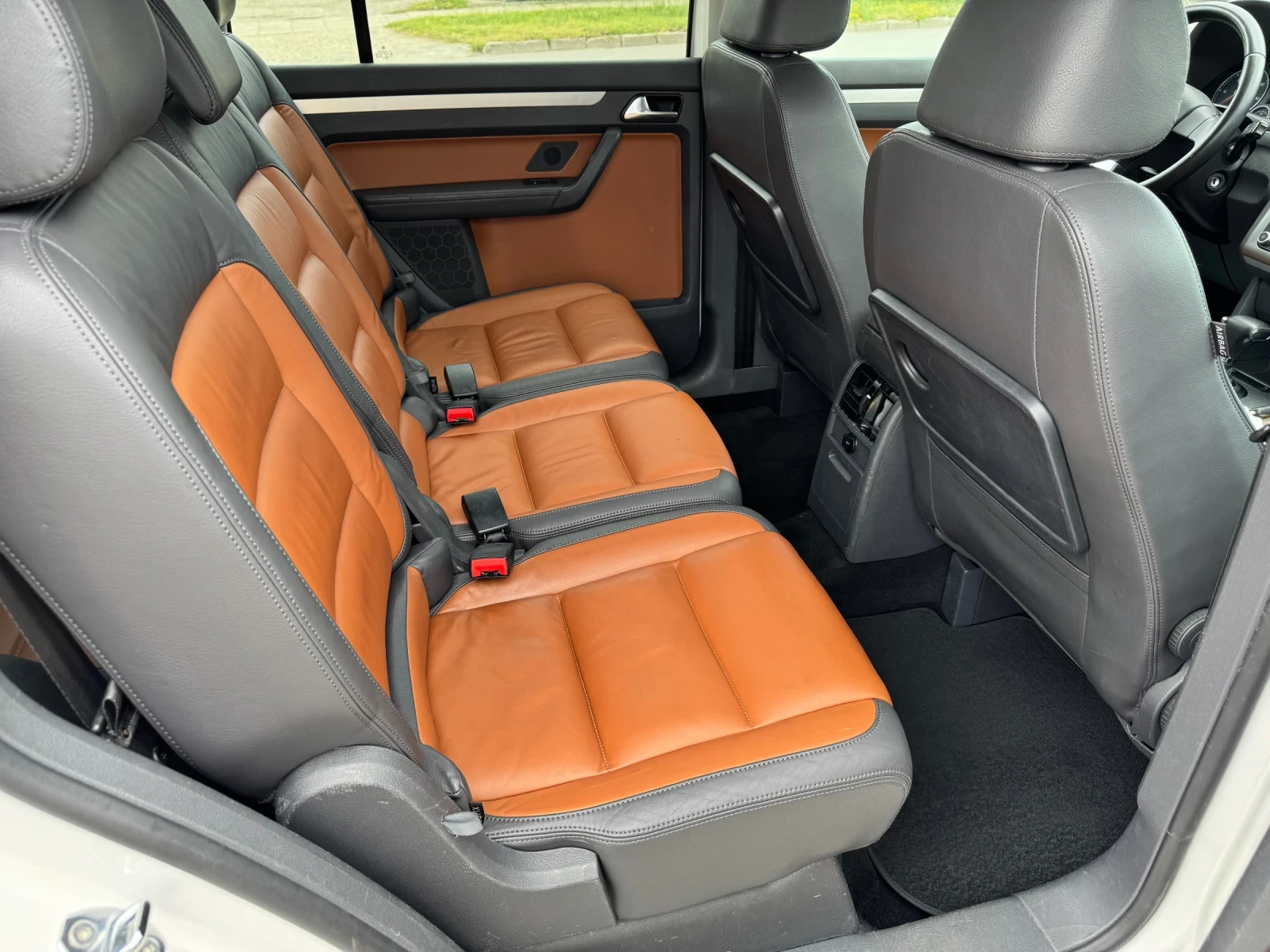 VW Touran 2.0 TDI DSG , снимка 10 - Автомобили и джипове - 55138430