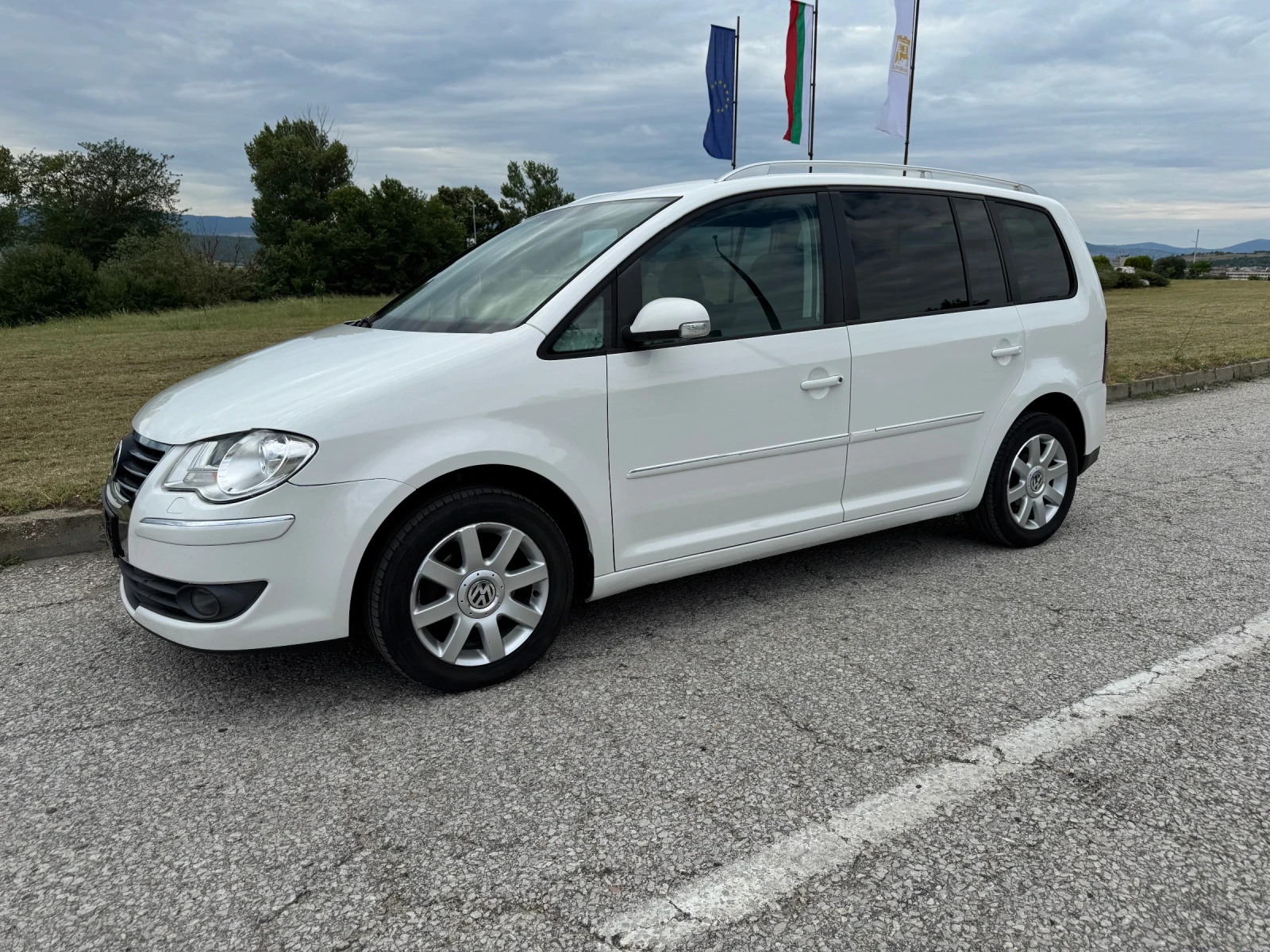 VW Touran 2.0 TDI DSG , снимка 2 - Автомобили и джипове - 55138430