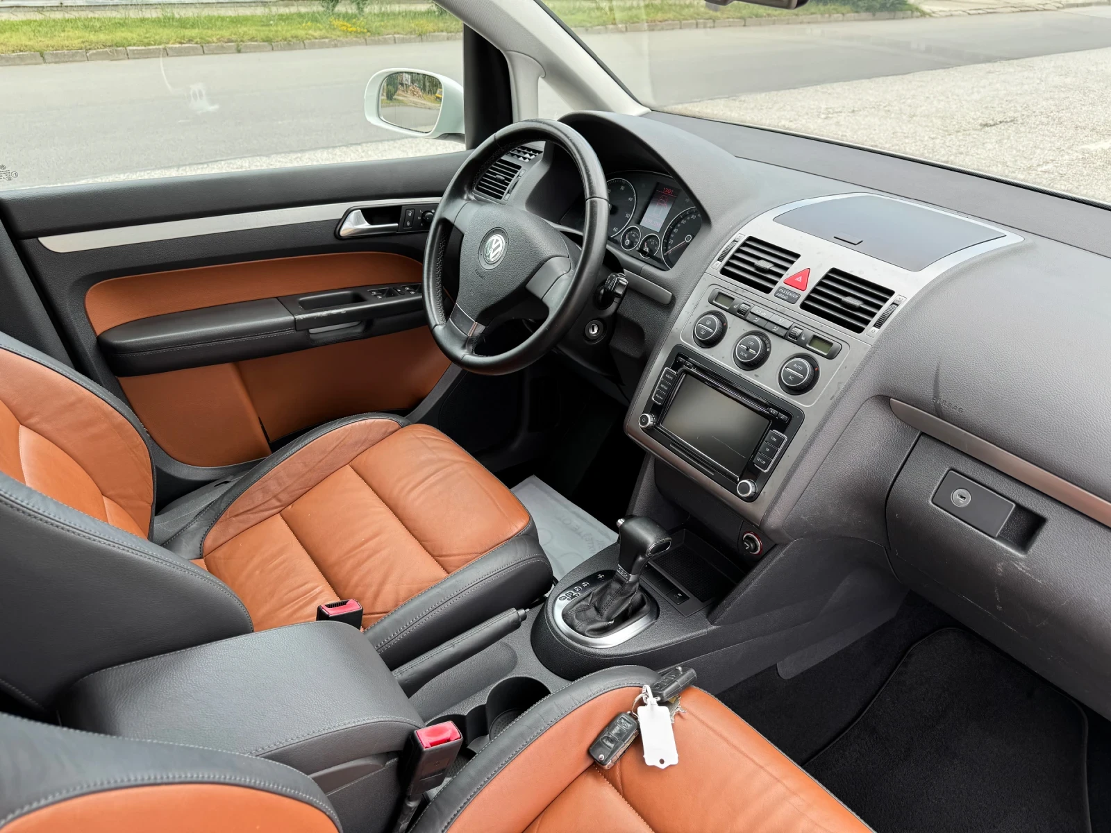 VW Touran 2.0 TDI DSG , снимка 9 - Автомобили и джипове - 55138430