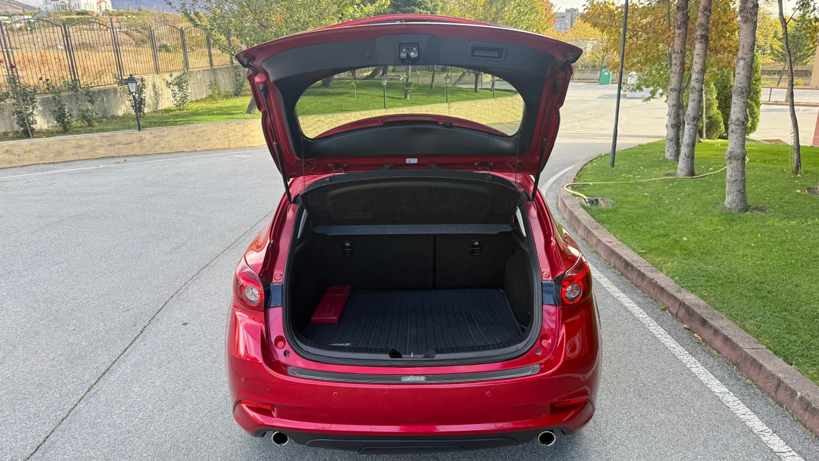 Mazda 3 HeadUp* КАМЕРА* BOSE* KeyL* ПОДГРЕВ* FULL, снимка 13 - Автомобили и джипове - 56713075