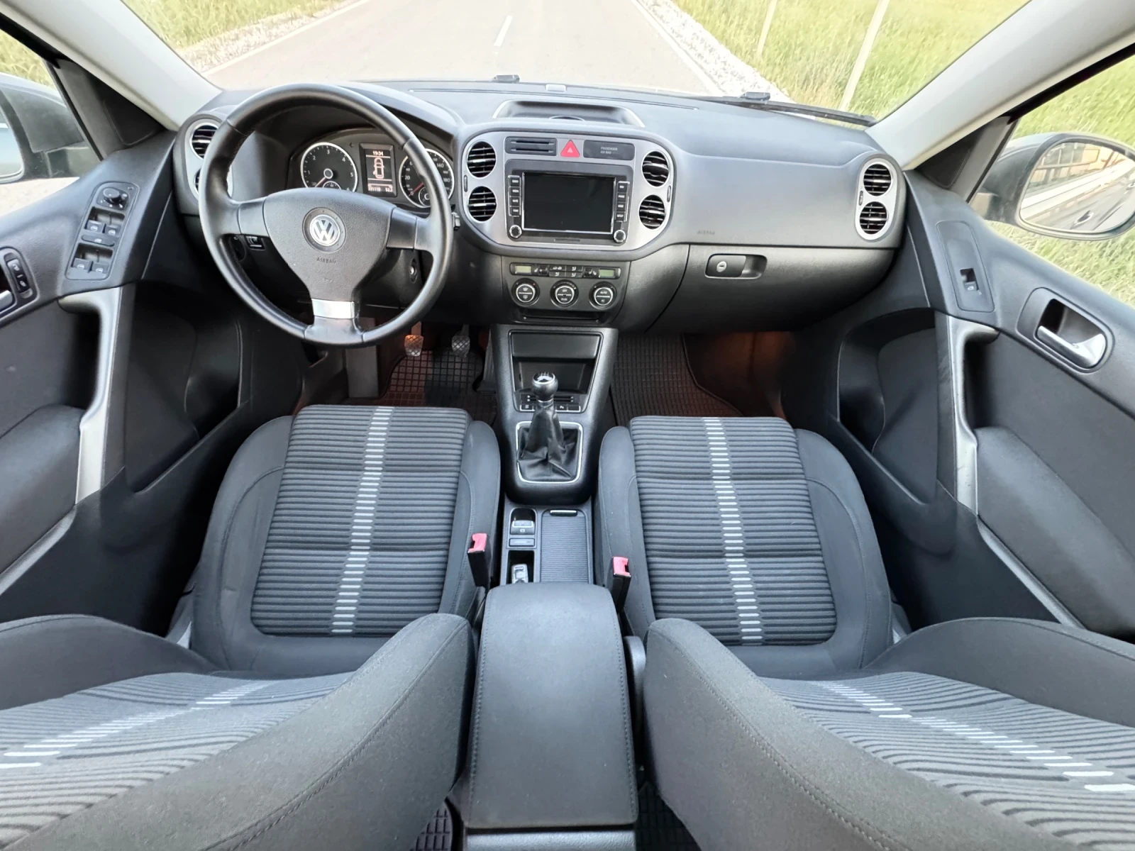 VW Tiguan 2.0 TDI / 4MOTION / NAVI / PARKTRONIC / PODGREV - изображение 9