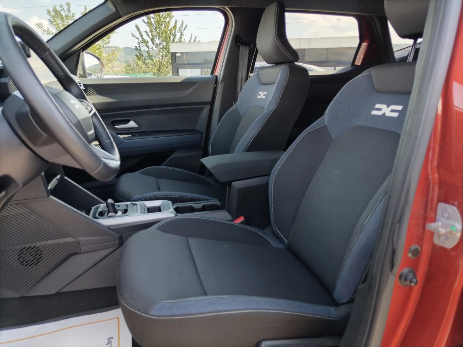 Dacia Duster 1.6 E-Tech/140к.с./Full Hybrid/Journey, снимка 13 - Автомобили и джипове - 55621260
