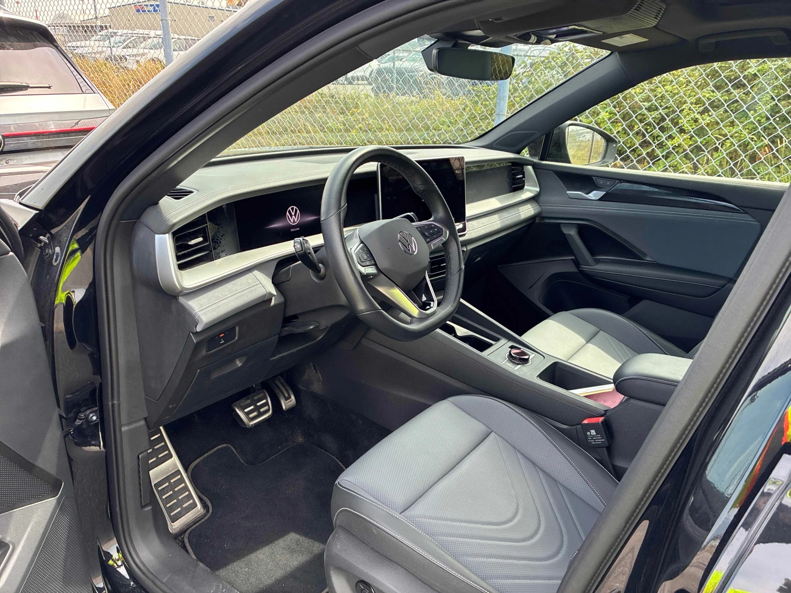 VW Tiguan Comfortline R Line Black Edition / АВТОКРЕДИТ, снимка 5 - Автомобили и джипове - 55857073