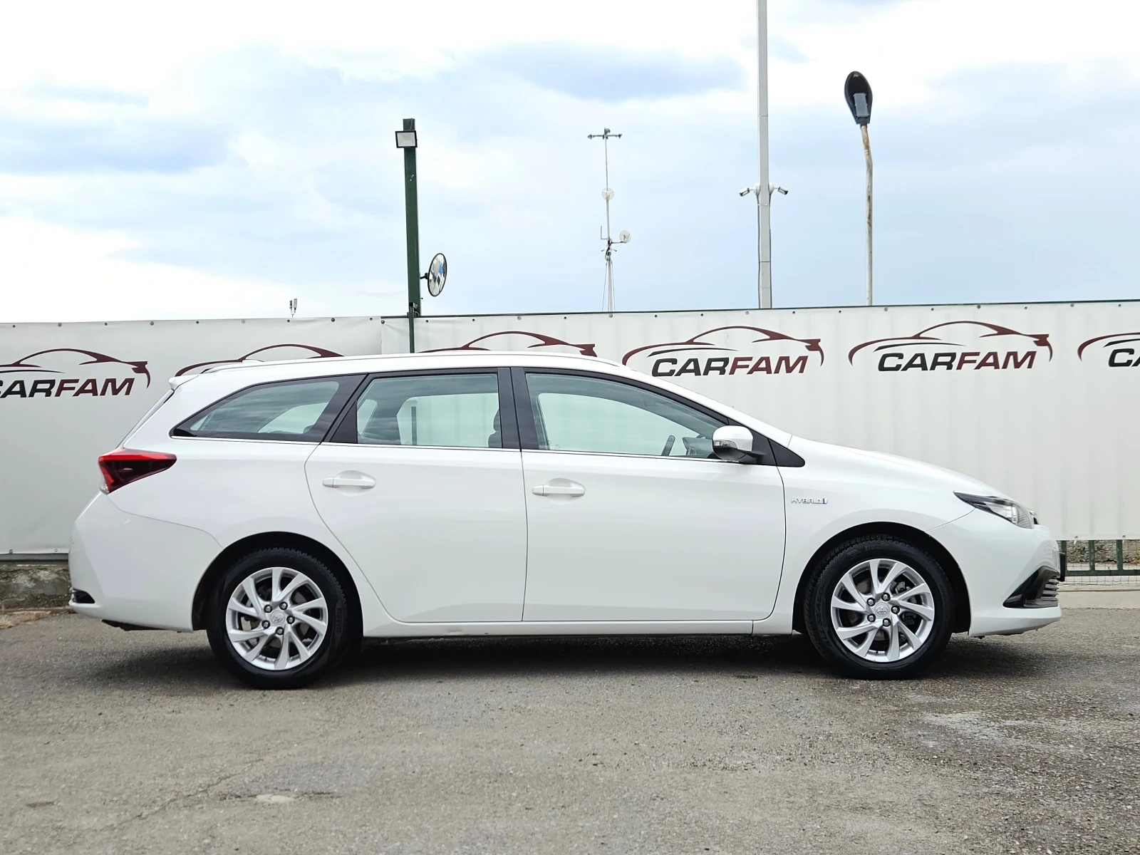Toyota Auris 1.8I-Hybrid/118000k/136кс/Tauring Sport/LED/БЛУТУТ, снимка 2 - Автомобили и джипове - 54637830