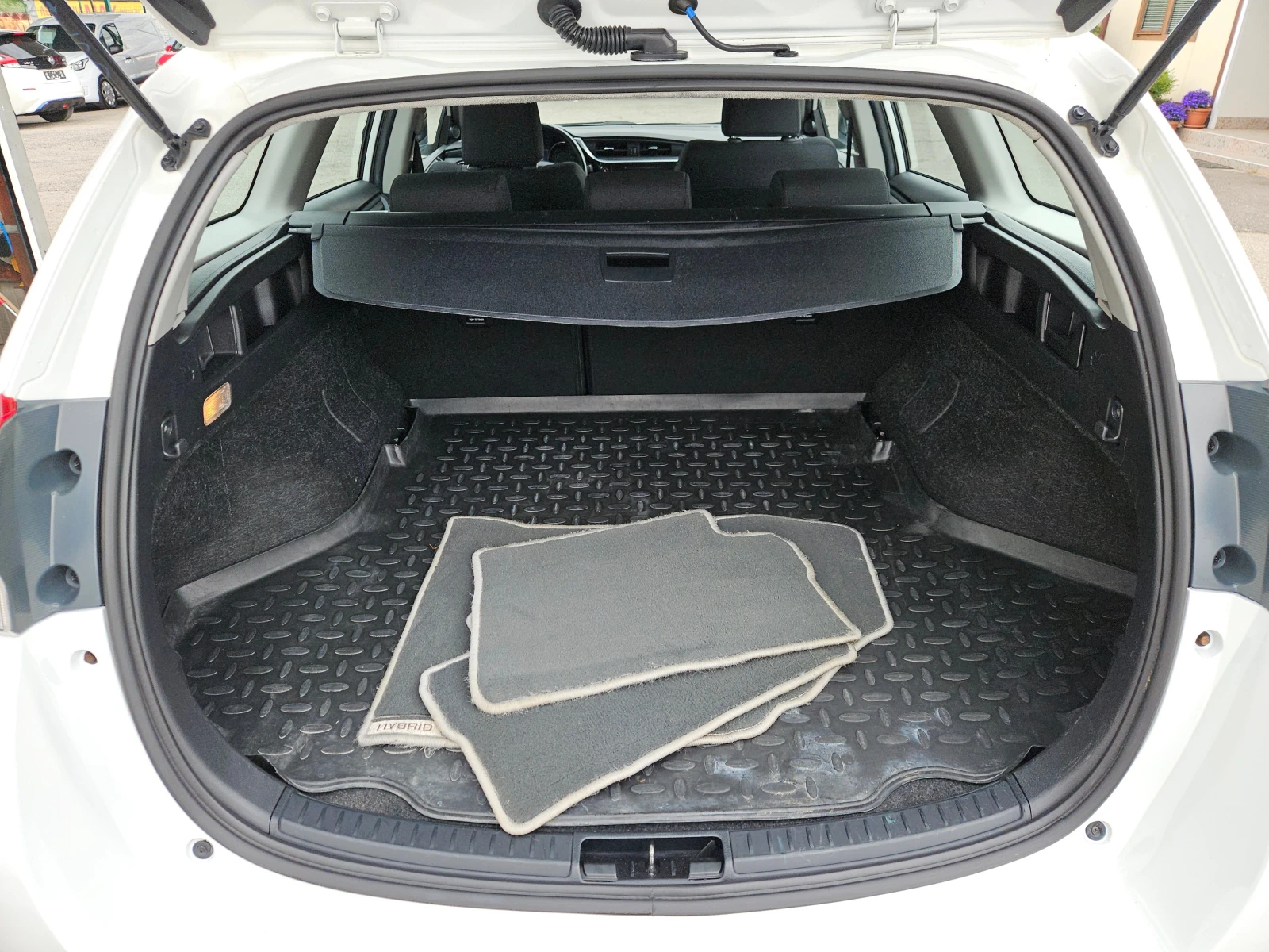Toyota Auris 1.8I-Hybrid/118000k/136кс/Tauring Sport/LED/БЛУТУТ, снимка 4 - Автомобили и джипове - 54637830