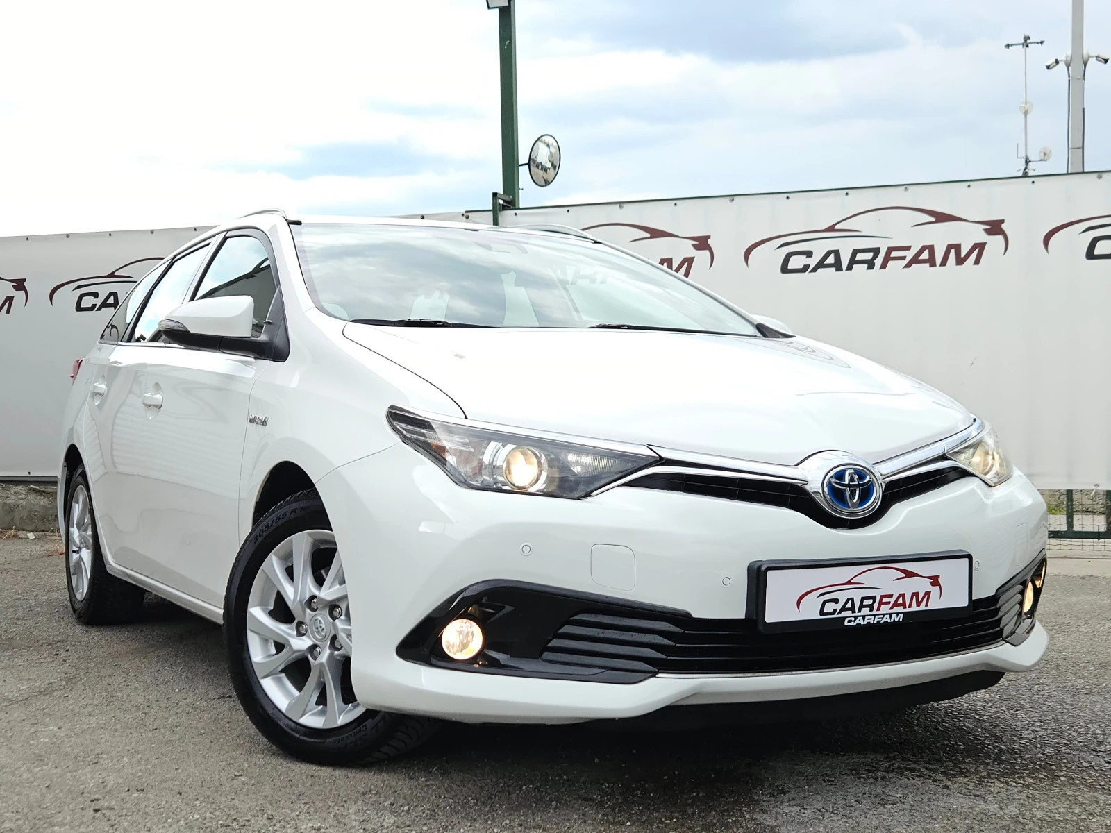 Toyota Auris 1.8I-Hybrid/118000k/136кс/Tauring Sport/LED/БЛУТУТ