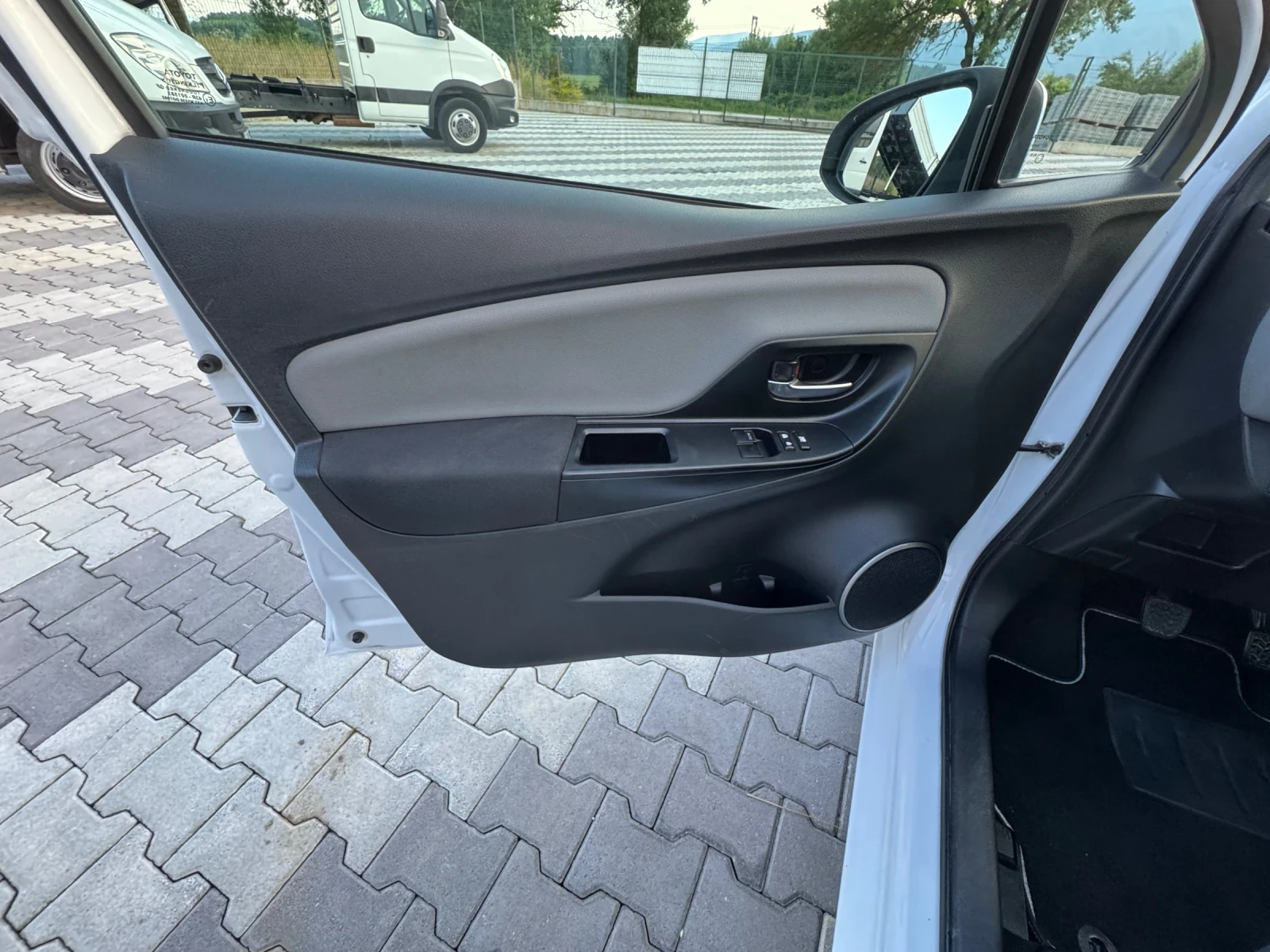 Toyota Yaris 1.4 D-4D, снимка 11 - Автомобили и джипове - 55063827
