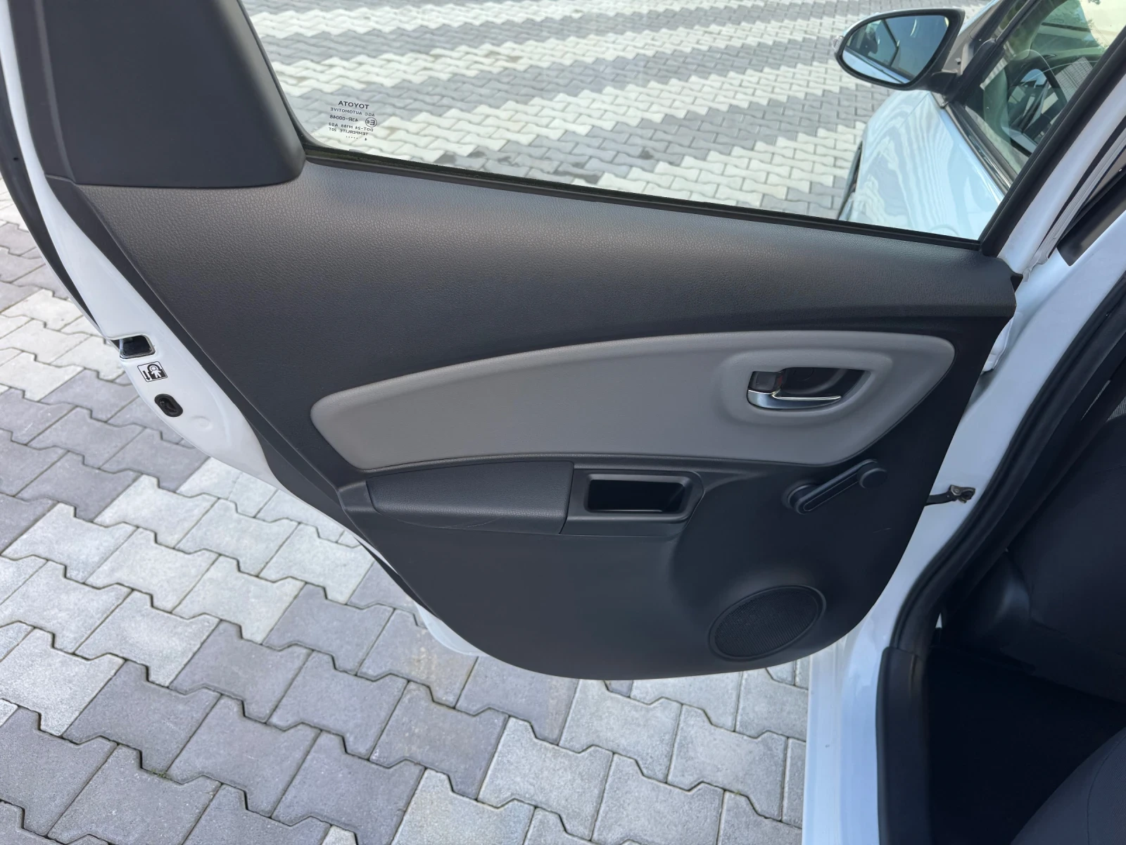 Toyota Yaris 1.4 D-4D, снимка 13 - Автомобили и джипове - 55063827
