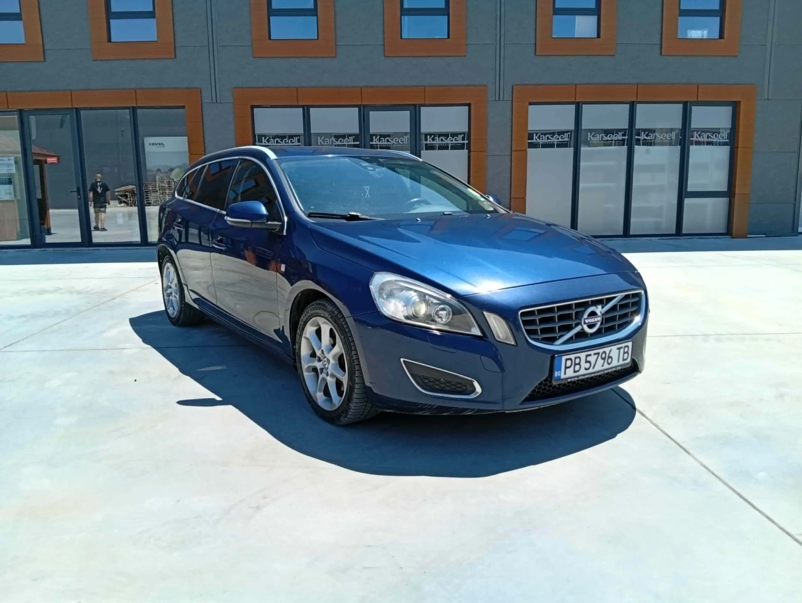 Volvo V60 2.0 D4, снимка 3 - Автомобили и джипове - 55698870