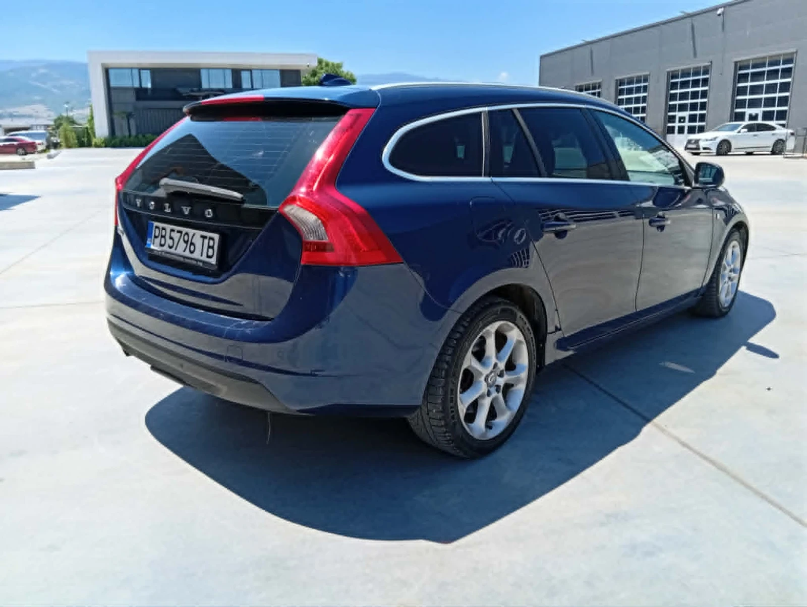 Volvo V60 2.0 D4, снимка 6 - Автомобили и джипове - 55698870