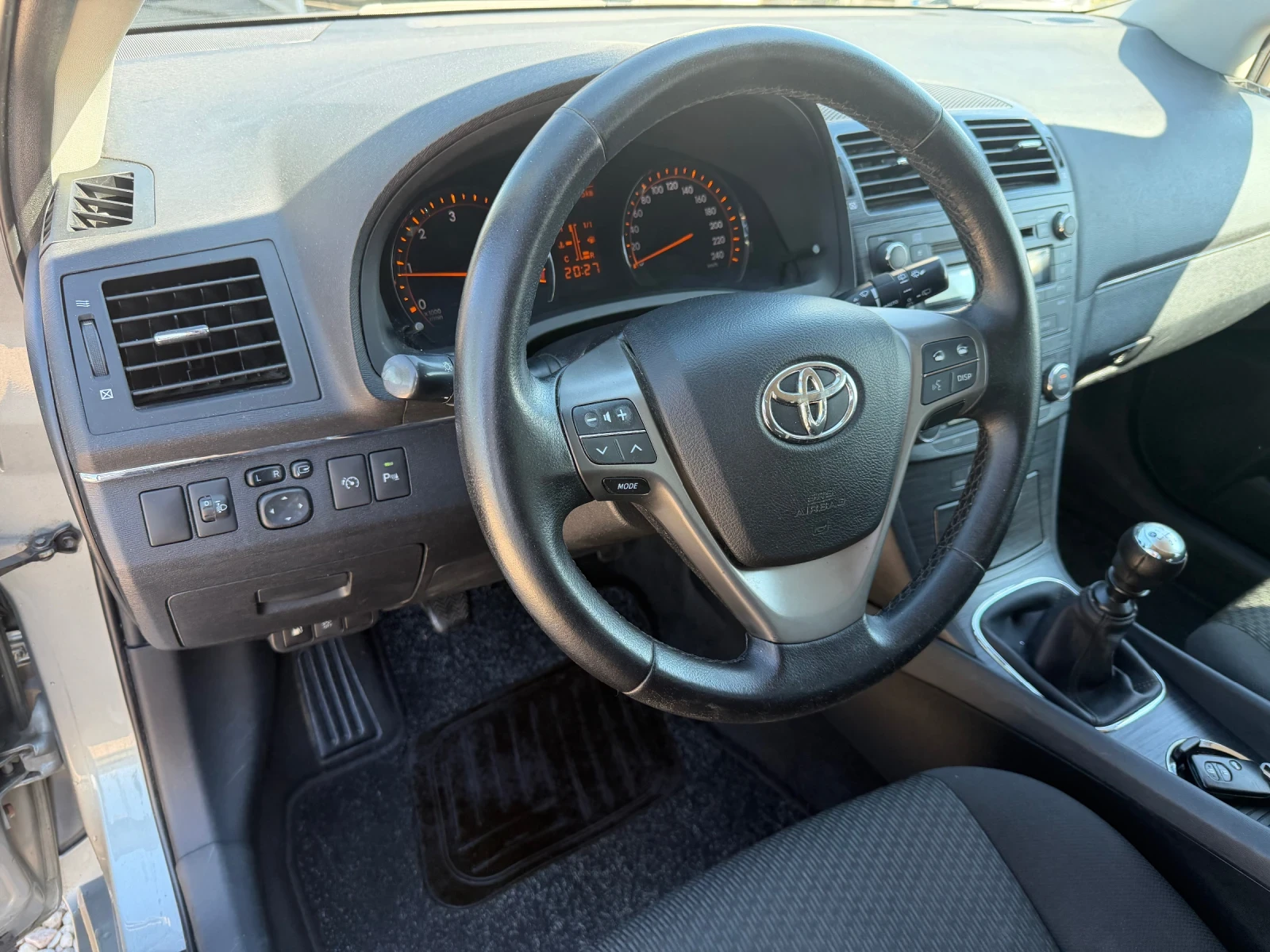 Toyota Avensis 2.0d4d. Keyless-Go, снимка 11 - Автомобили и джипове - 56313226