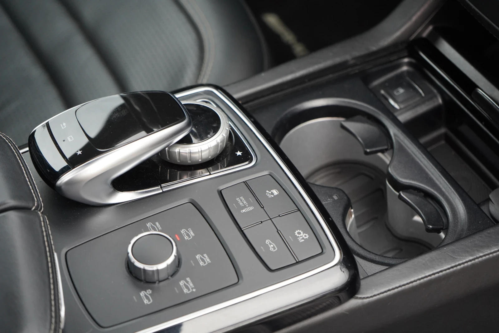 Mercedes-Benz GLE 63 S AMG B&O* CARBON* DISTR* KEYLESS* 360* TV* PANO, снимка 12 - Автомобили и джипове - 54456093