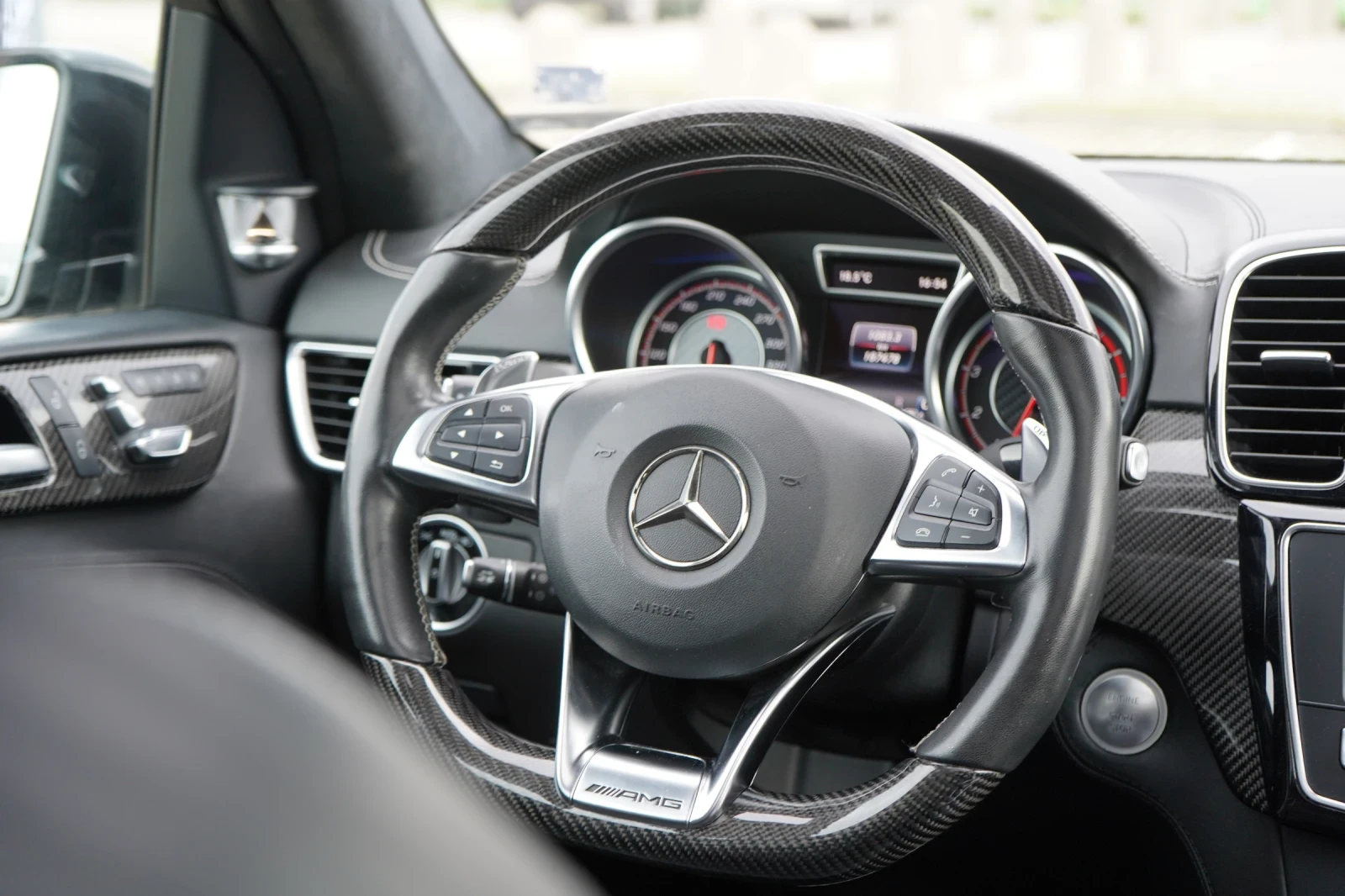 Mercedes-Benz GLE 63 S AMG B&O* CARBON* DISTR* KEYLESS* 360* TV* PANO, снимка 9 - Автомобили и джипове - 54456093