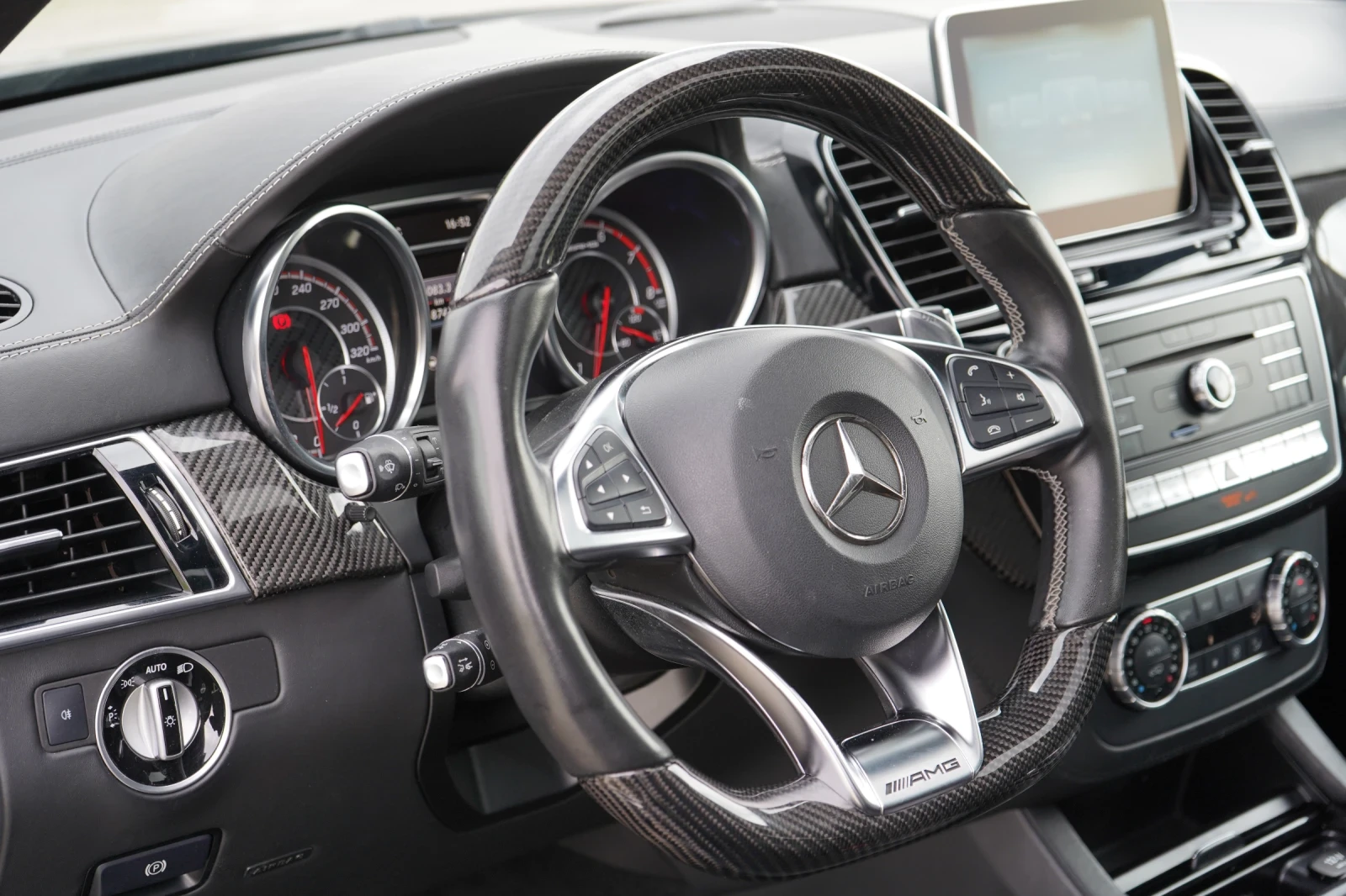 Mercedes-Benz GLE 63 S AMG B&O* CARBON* DISTR* KEYLESS* 360* TV* PANO, снимка 8 - Автомобили и джипове - 54456093