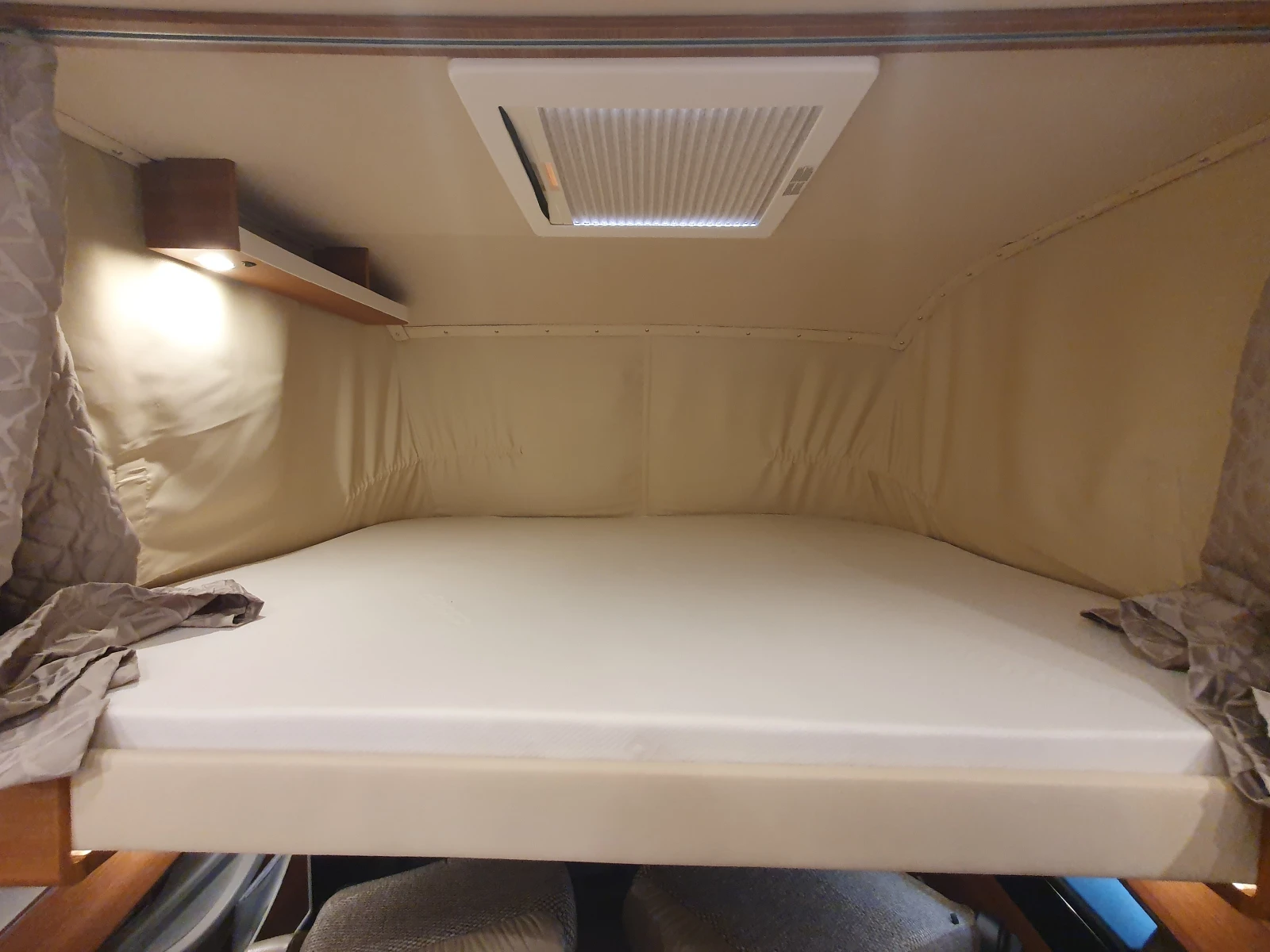 Кемпер Carthago C-Line 4.9L Mercedes* ALDE* Хидравлика* LiFePO4, снимка 11 - Каравани и кемпери - 54879688