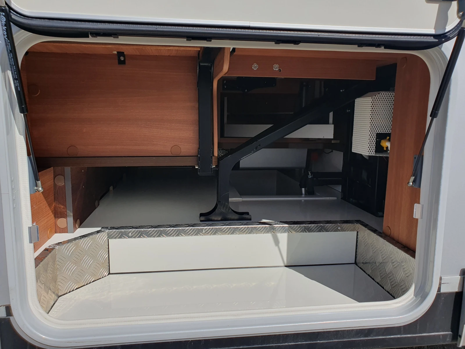 Кемпер Carthago C-Line 4.9L Mercedes* ALDE* Хидравлика* LiFePO4, снимка 16 - Каравани и кемпери - 54879688