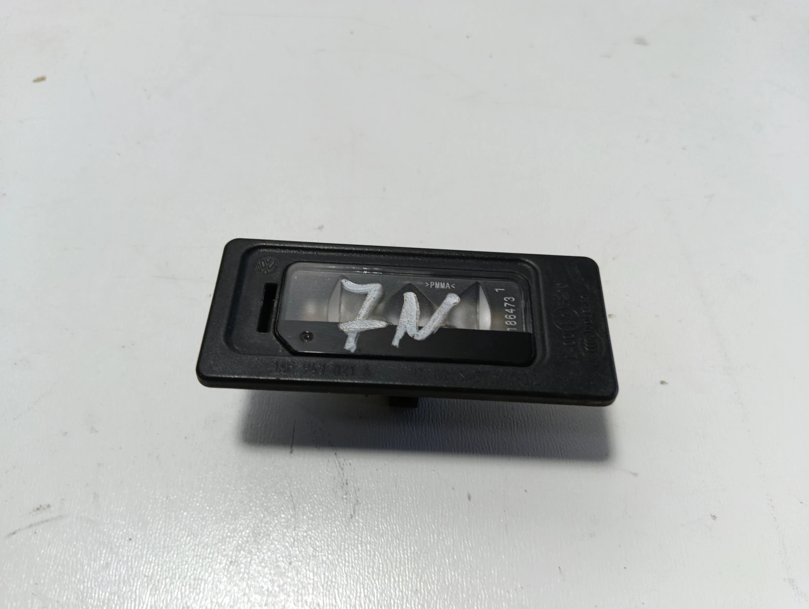 плафон регистрационен номер 3AF943021A VW Sharan