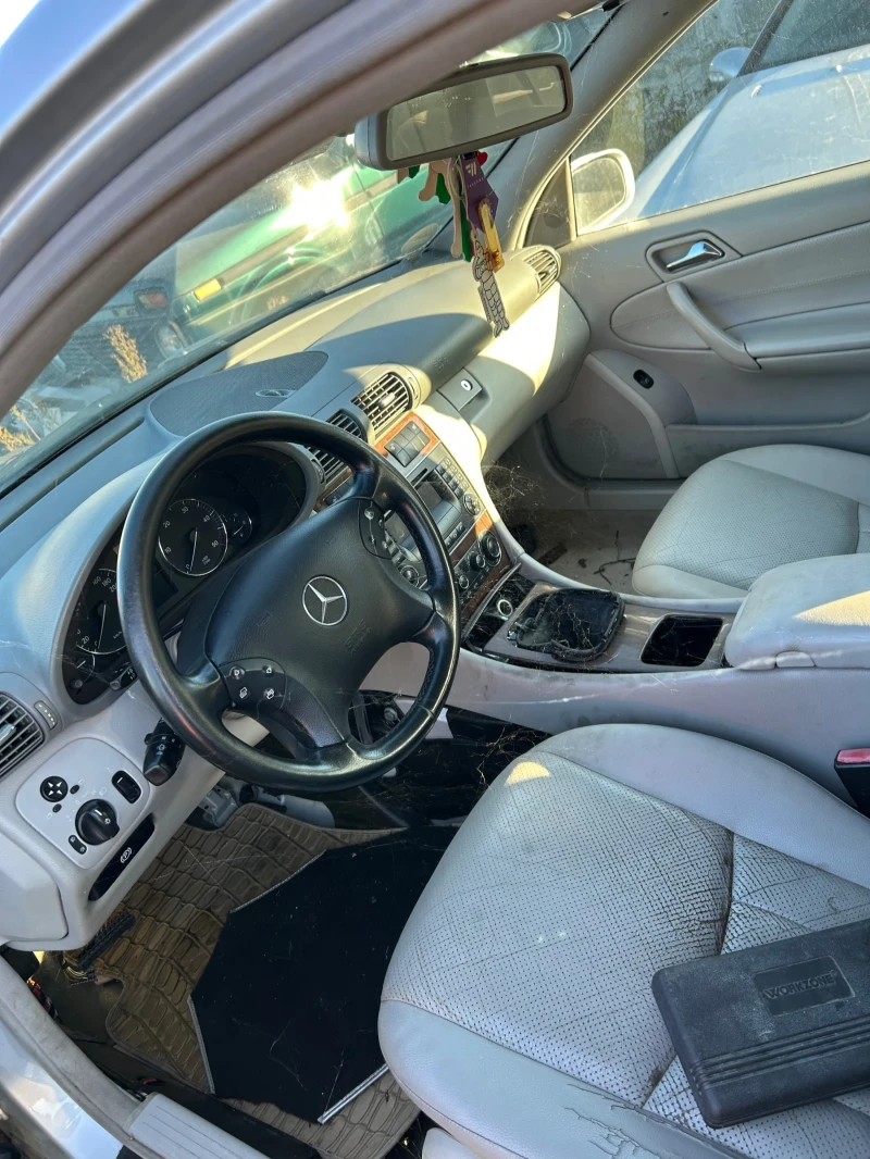 Mercedes-Benz C 220, снимка 4 - Автомобили и джипове - 53289348