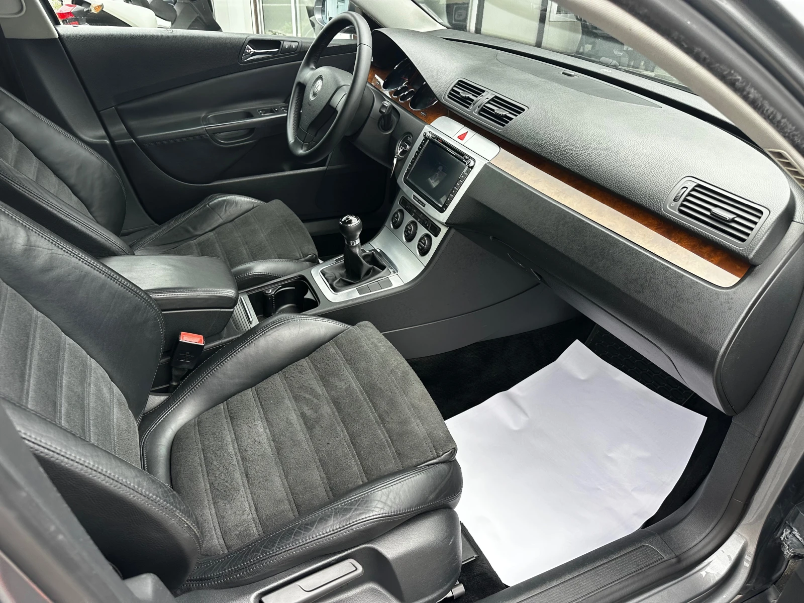 VW Passat 2.0TDI 140к.с Highline, снимка 8 - Автомобили и джипове - 55434246