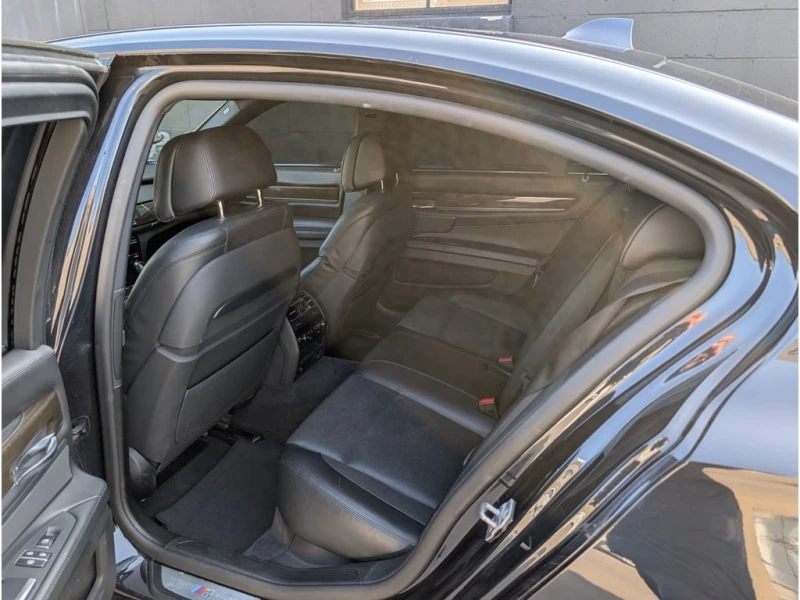 BMW 750 * 4dr Sdn 750i xDrive AWD * CARFAX * ЦЕНА ДО БГ, снимка 11 - Автомобили и джипове - 52991757