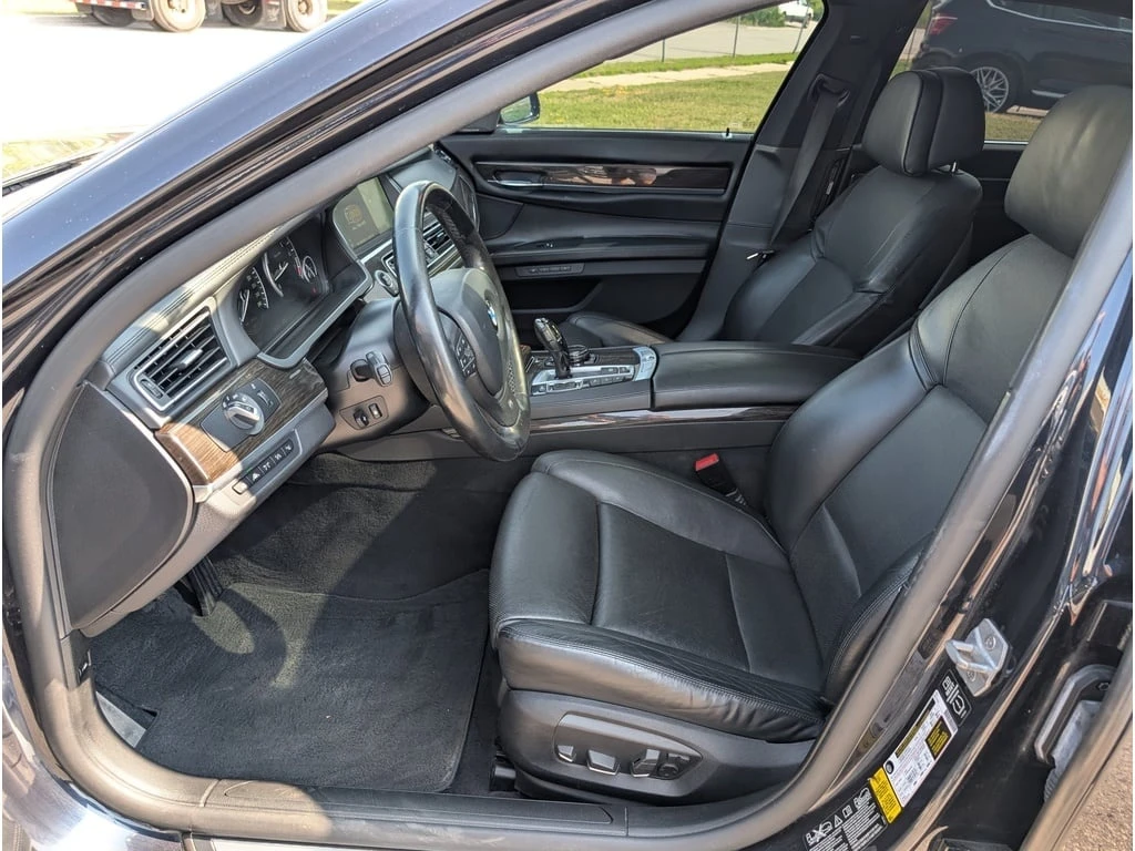 BMW 750 * 4dr Sdn 750i xDrive AWD * CARFAX * ЦЕНА ДО БГ - изображение 7