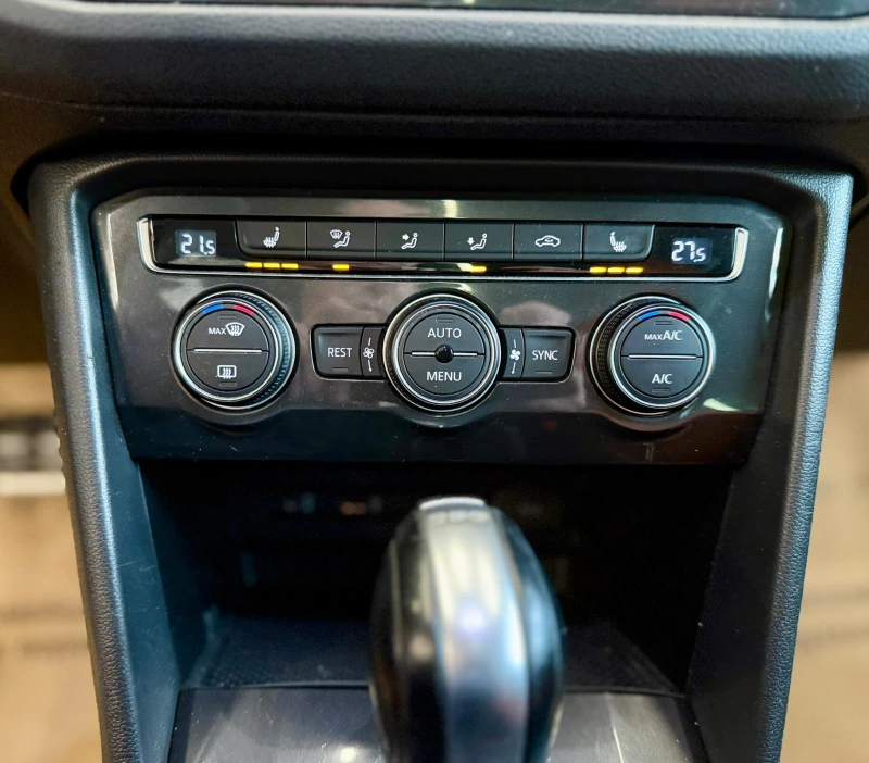 VW Tiguan R-Line* 4Motion* Panorama* Подгрев* Лизинг, снимка 13 - Автомобили и джипове - 53085884