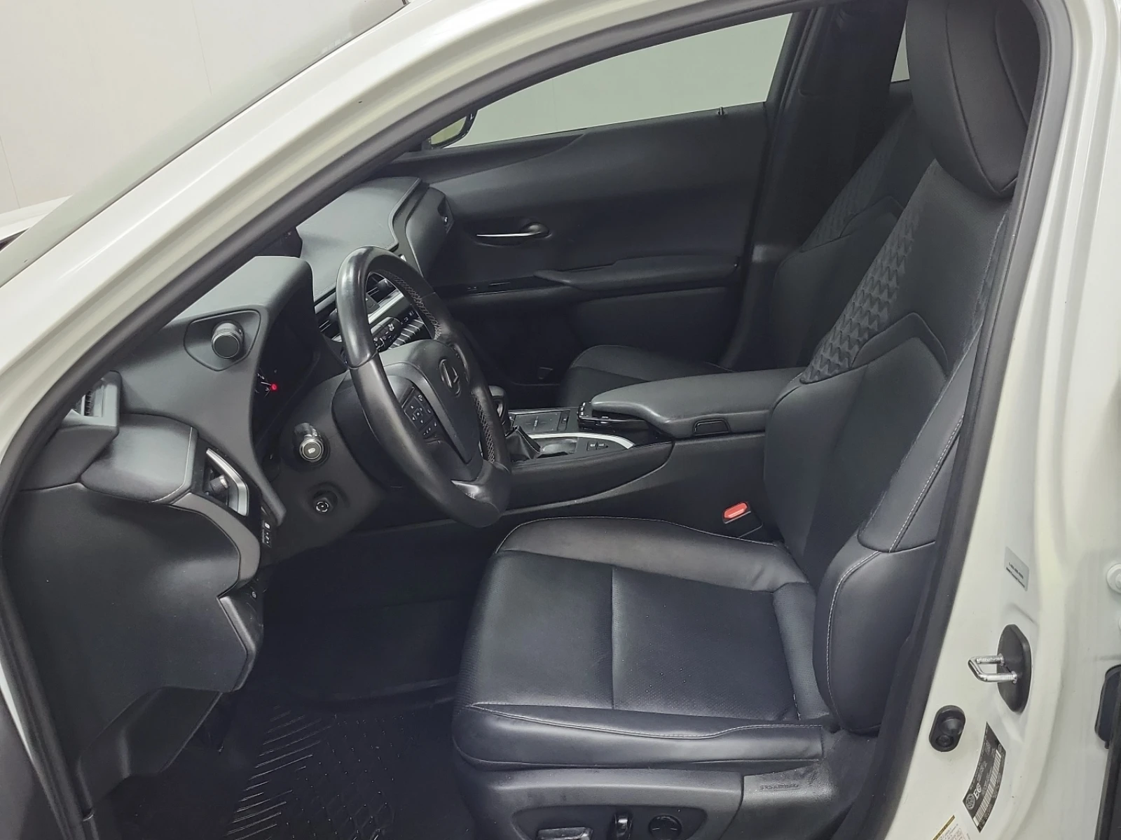 Lexus UX 250h ПОДГРЕВ/КЕЙЛЕС/НАВИ/КАМЕРА - изображение 5