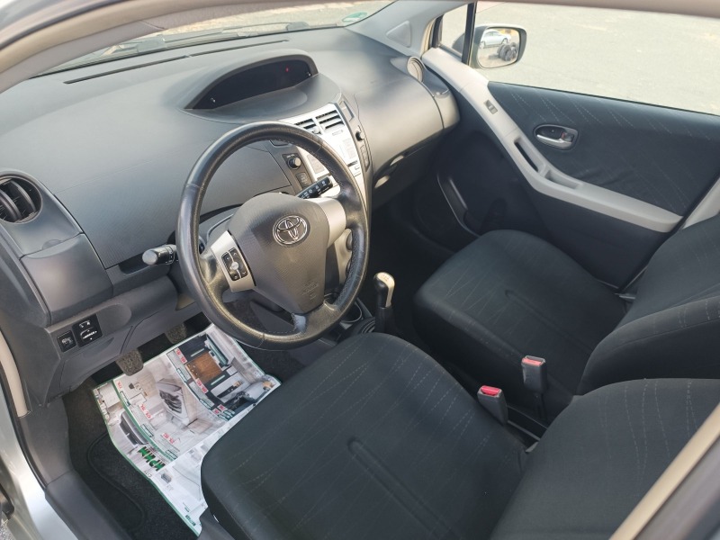 Toyota Yaris 1.3, снимка 8 - Автомобили и джипове - 45650857
