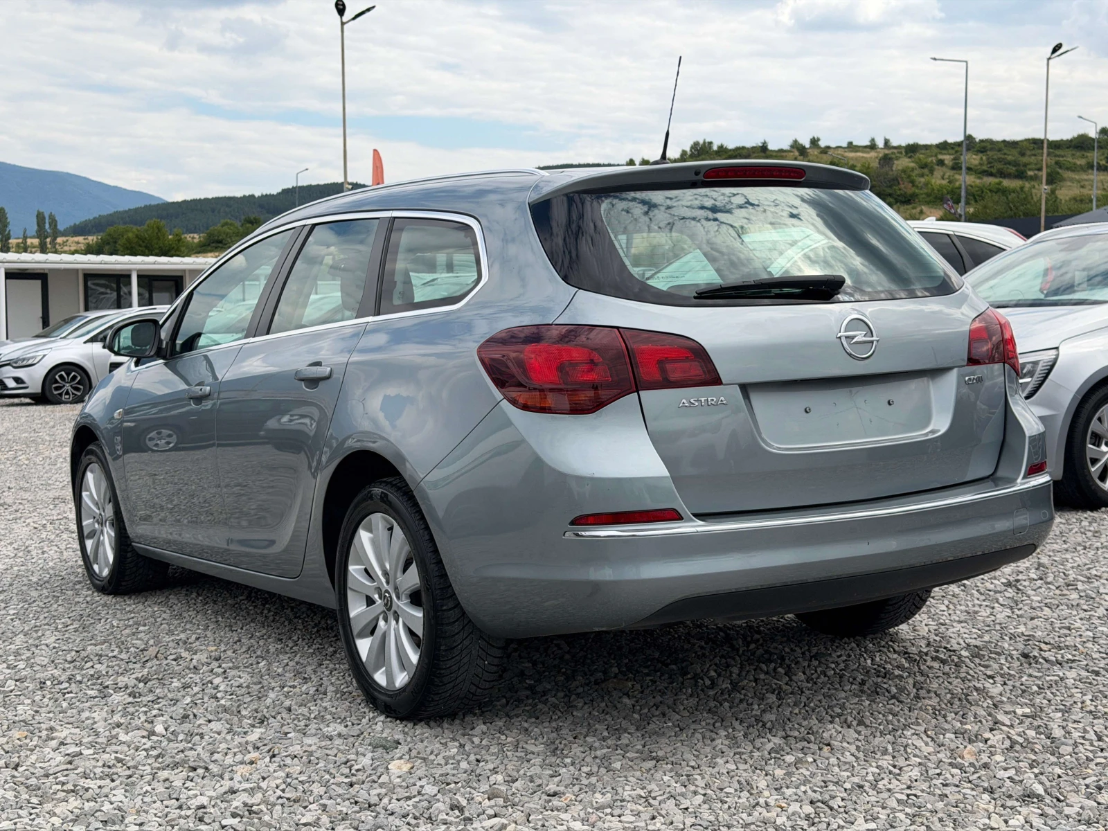 Opel Astra 1.7d 131 / Реални КМ / 1 СОБСТВЕНИК / БЕЗ РЪЖДА, снимка 3 - Автомобили и джипове - 55223044