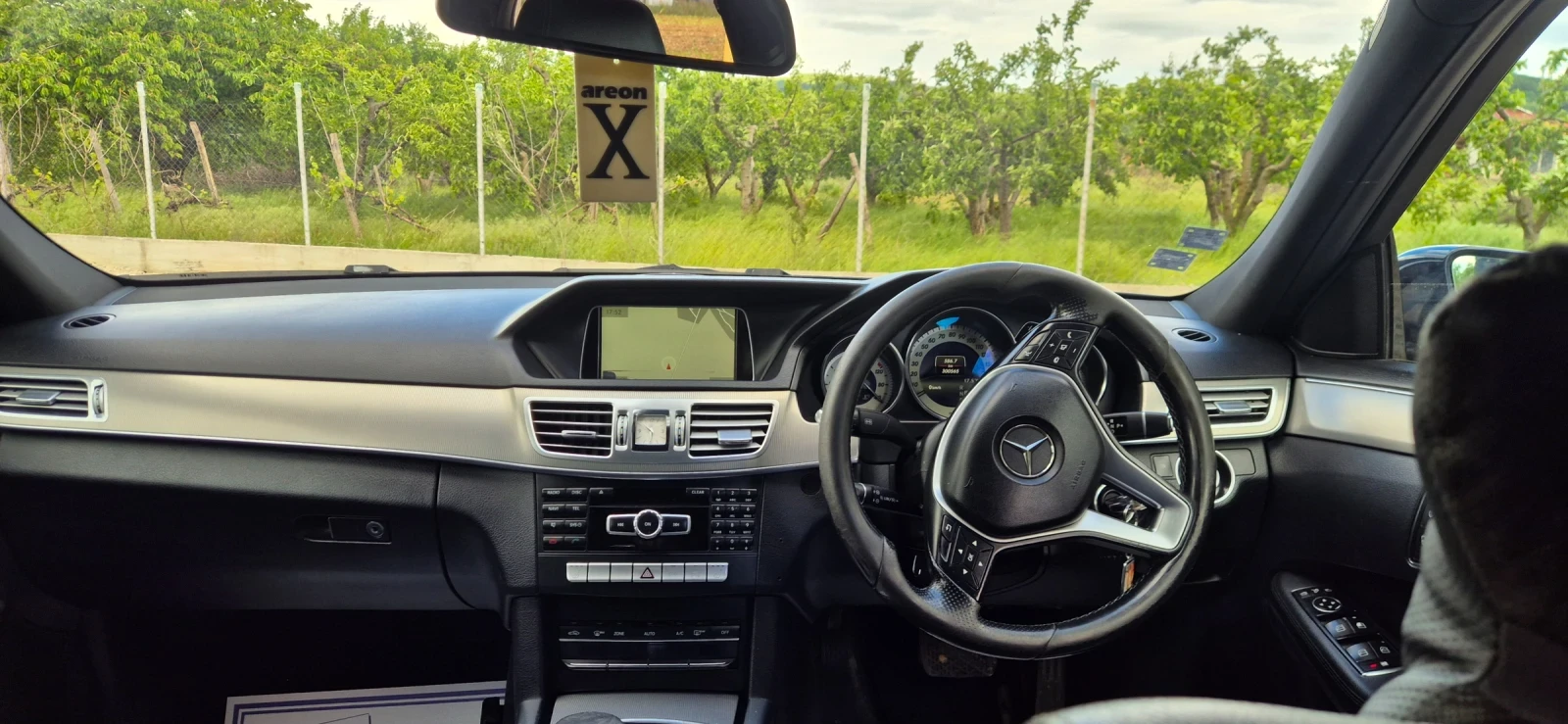 Mercedes-Benz E 220, снимка 3 - Автомобили и джипове - 56235868