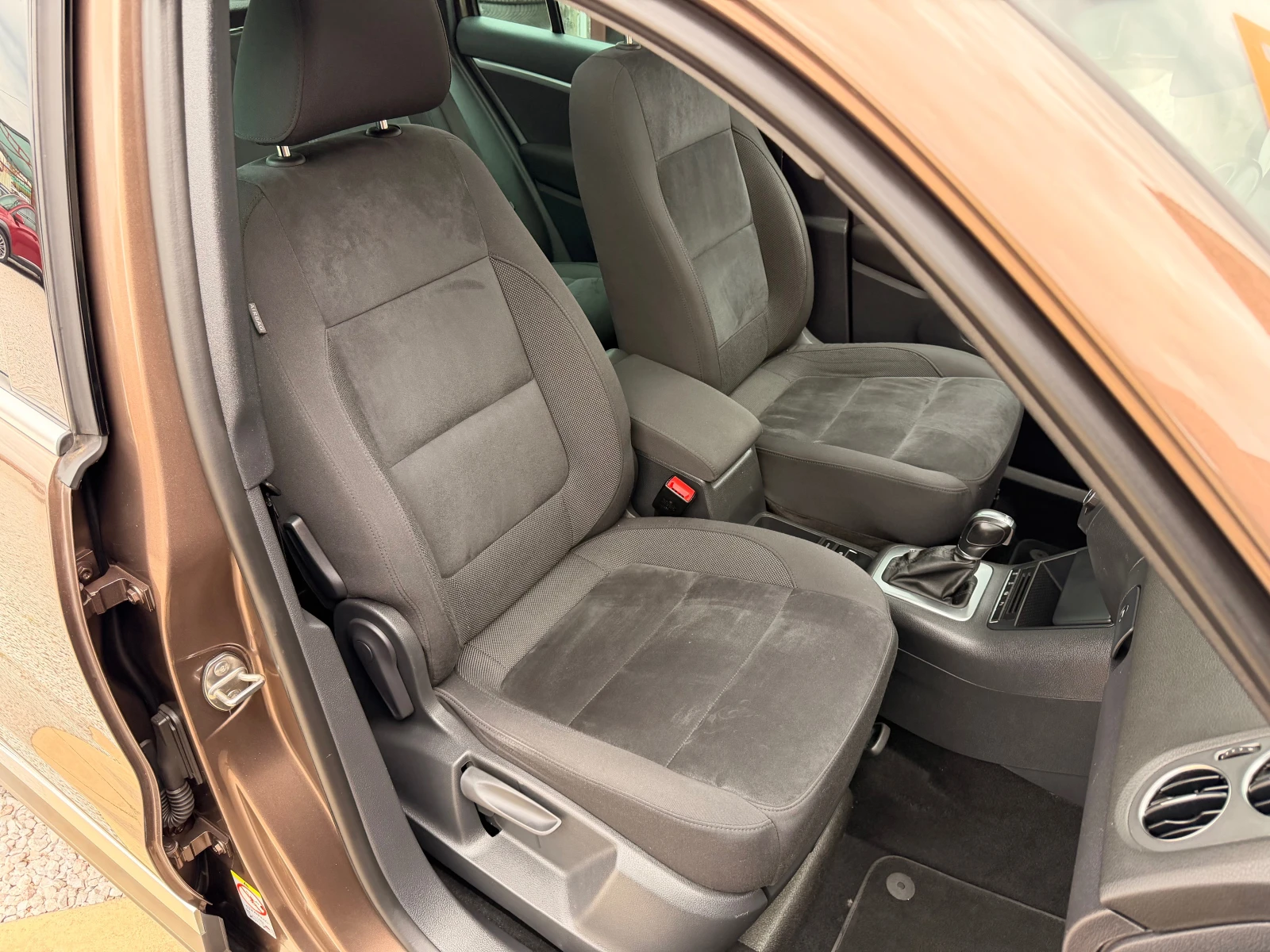 VW Tiguan 2.0TDI* FULL* LEDAUT* PANORAMA* PODGREV* LIZING, снимка 9 - Автомобили и джипове - 54379613