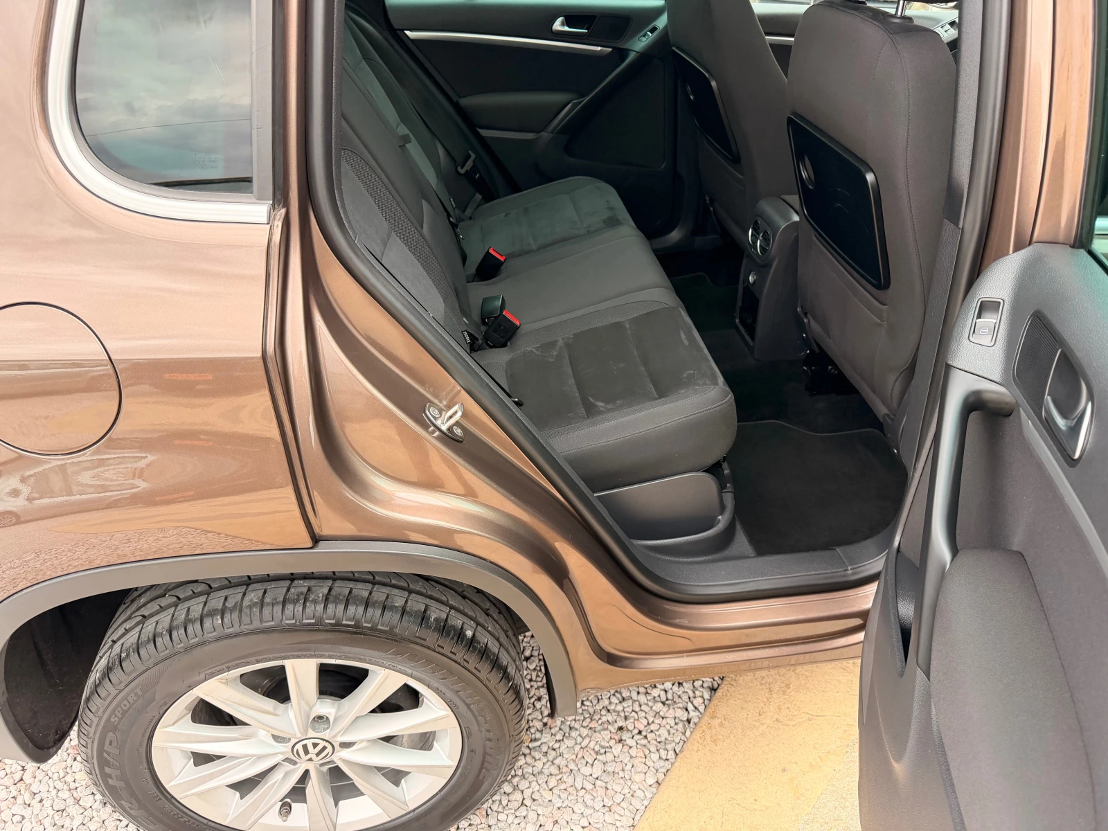 VW Tiguan 2.0TDI* FULL* LEDAUT* PANORAMA* PODGREV* LIZING, снимка 16 - Автомобили и джипове - 54379613