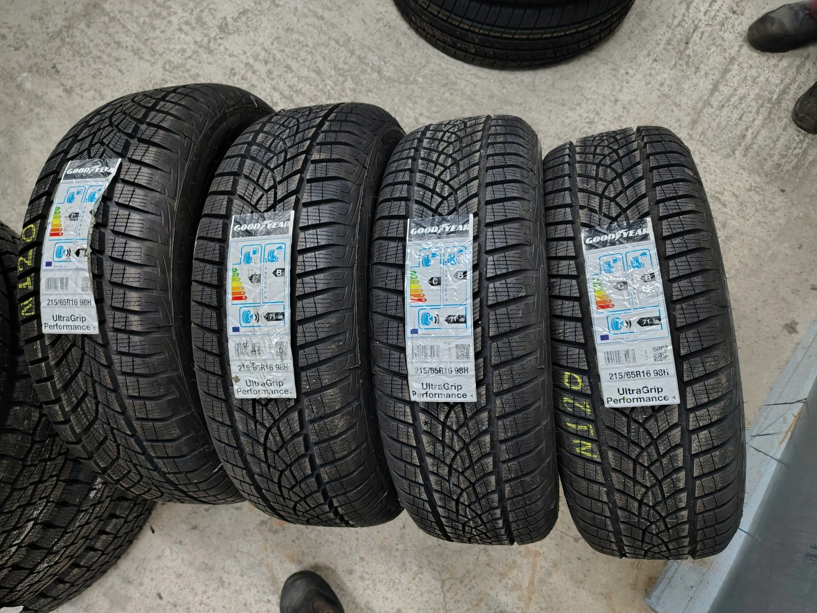 Гуми Зимни 215/65R16