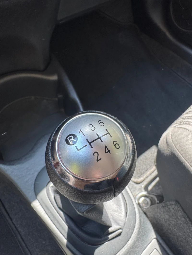 Toyota Yaris 1.4D / 6 скорости / Euro 5, снимка 12 - Автомобили и джипове - 51219680