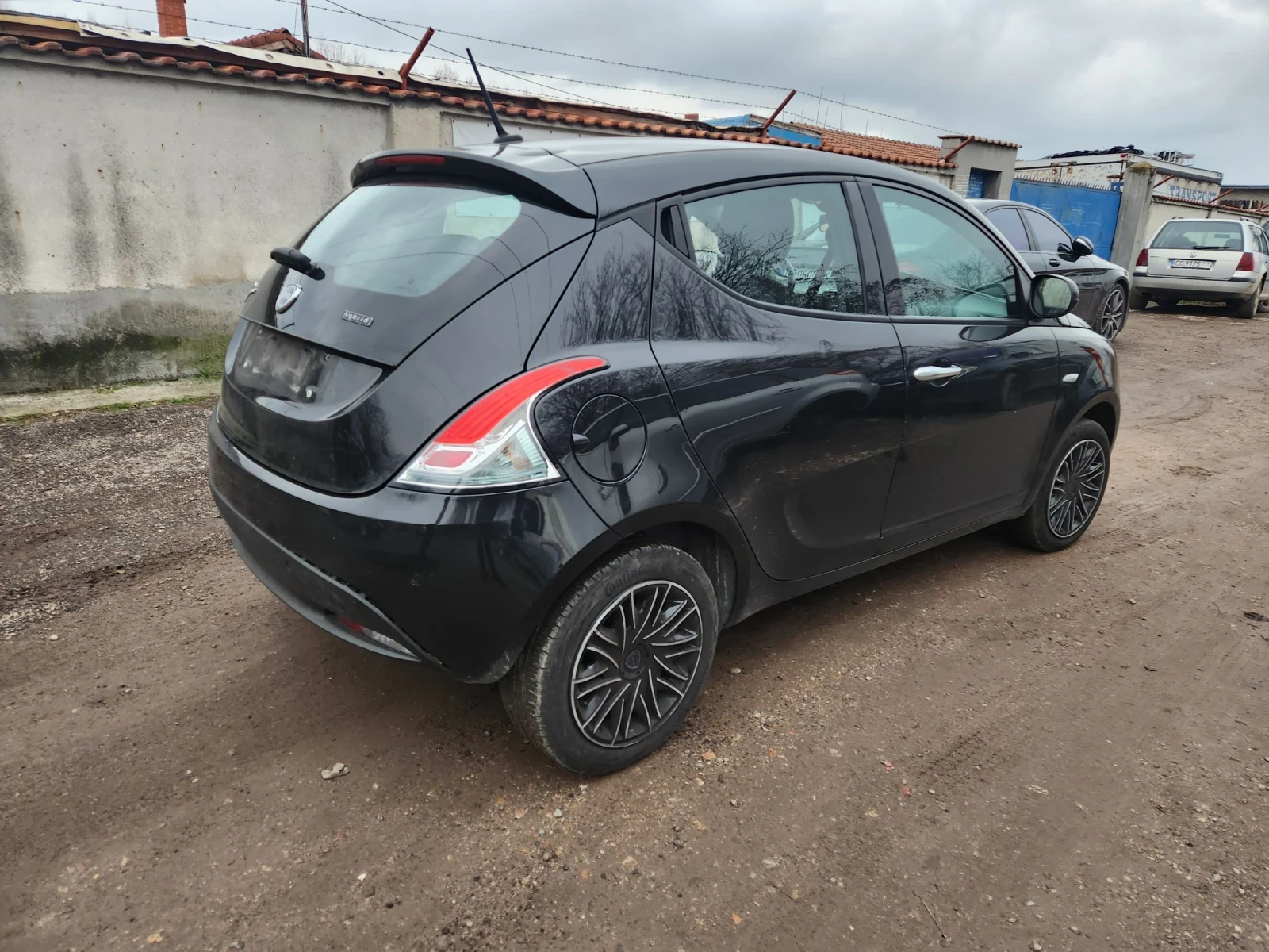 Lancia Ypsilon 1.0 hybrid  - изображение 6