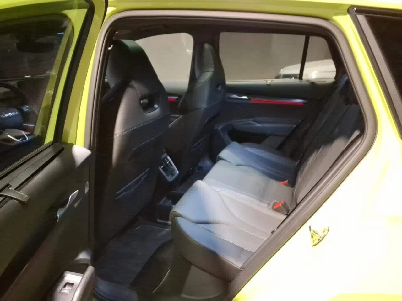 Skoda Enyaq RS PANO DISTR Matrix 360* HUD Winter Pack+ Keyless, снимка 4 - Автомобили и джипове - 54439285