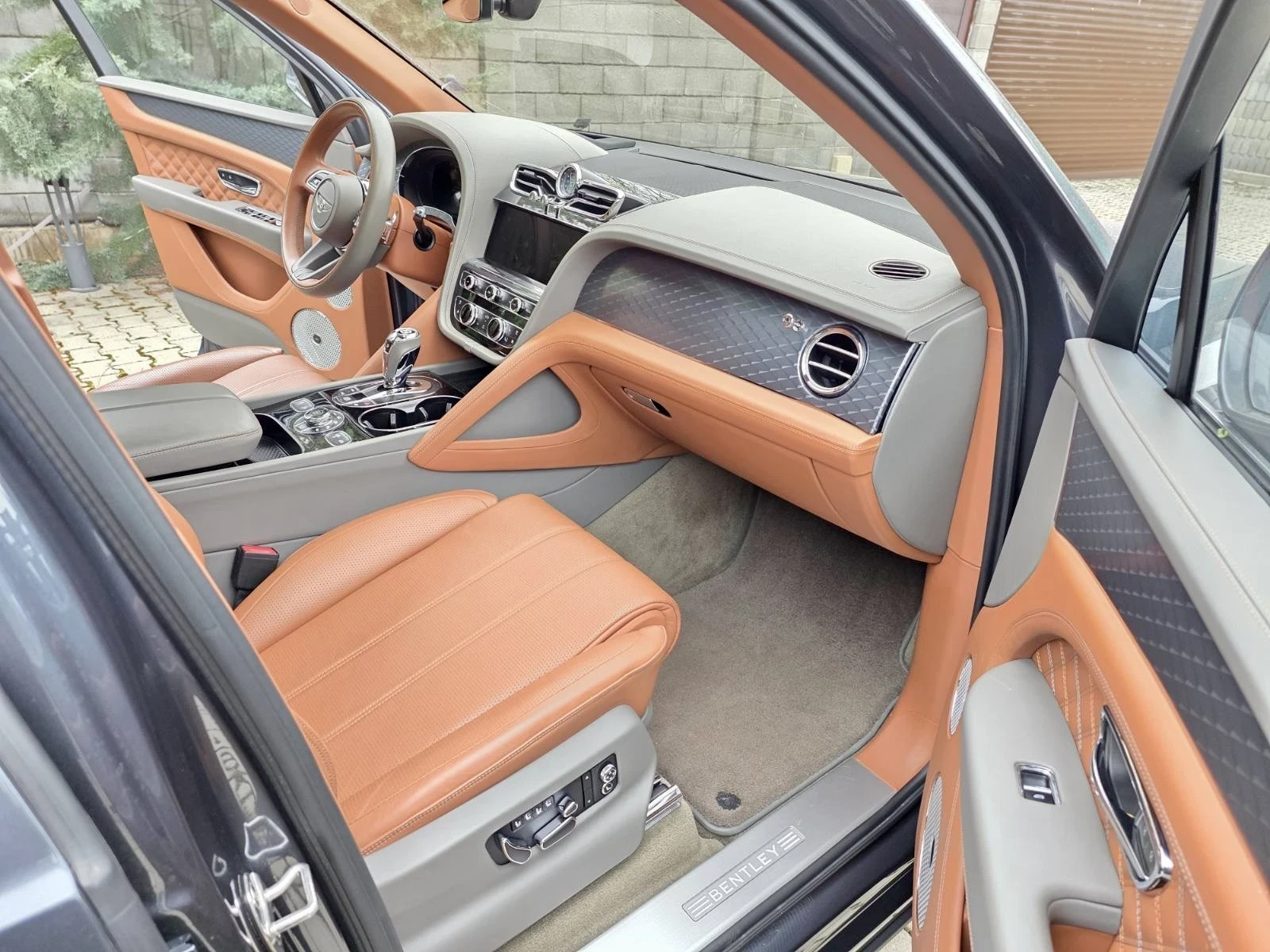 Bentley Bentayga, снимка 13 - Автомобили и джипове - 54168394